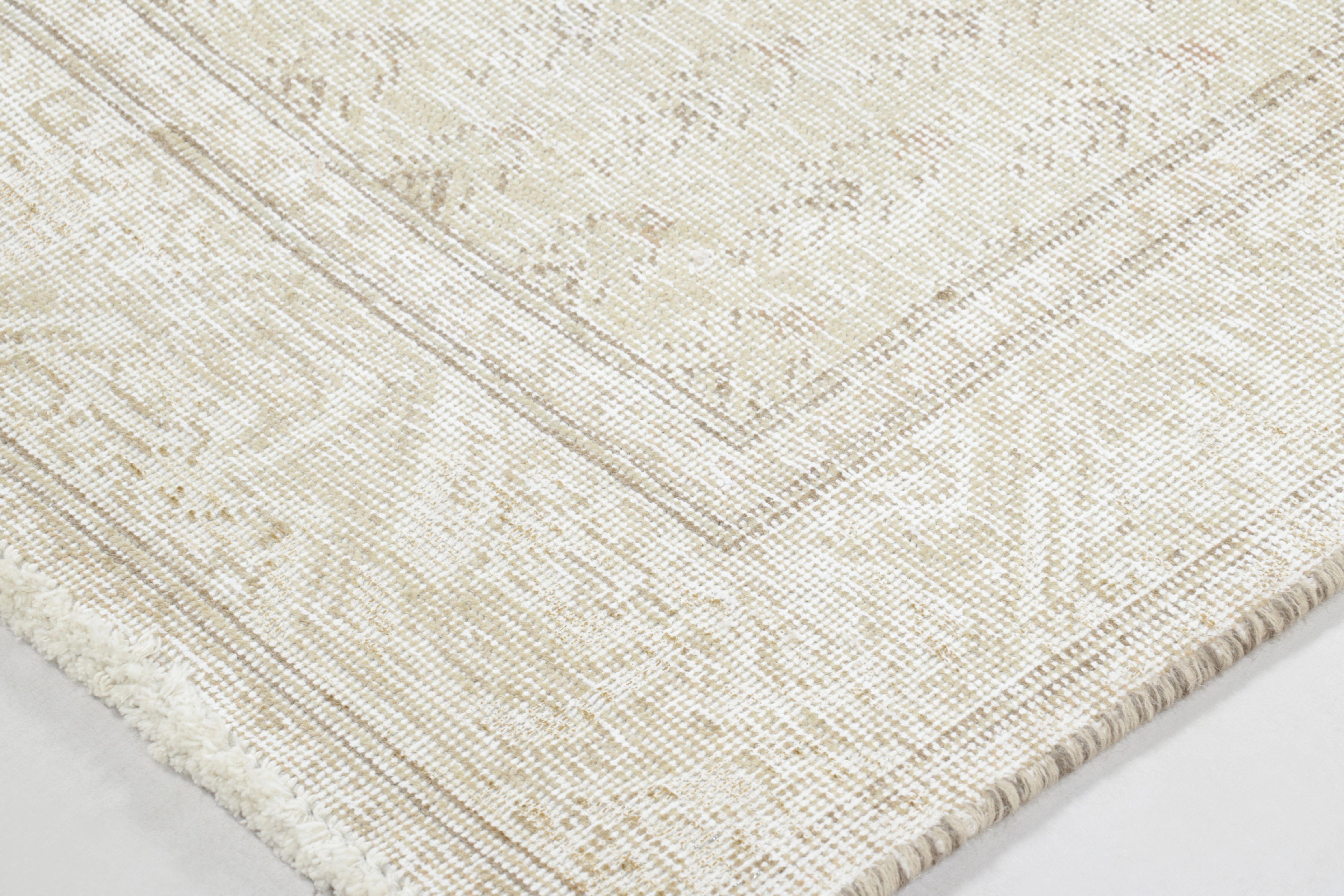 Fabriqué en laine nouée à la main et datant d'environ 1970-1980, ce chemin de table Persan Tabriz vintage 3x16 représente un ajout vraiment distingué à la collection vintage de Rug &Tradition - un exemple de la tradition légendaire du tissage