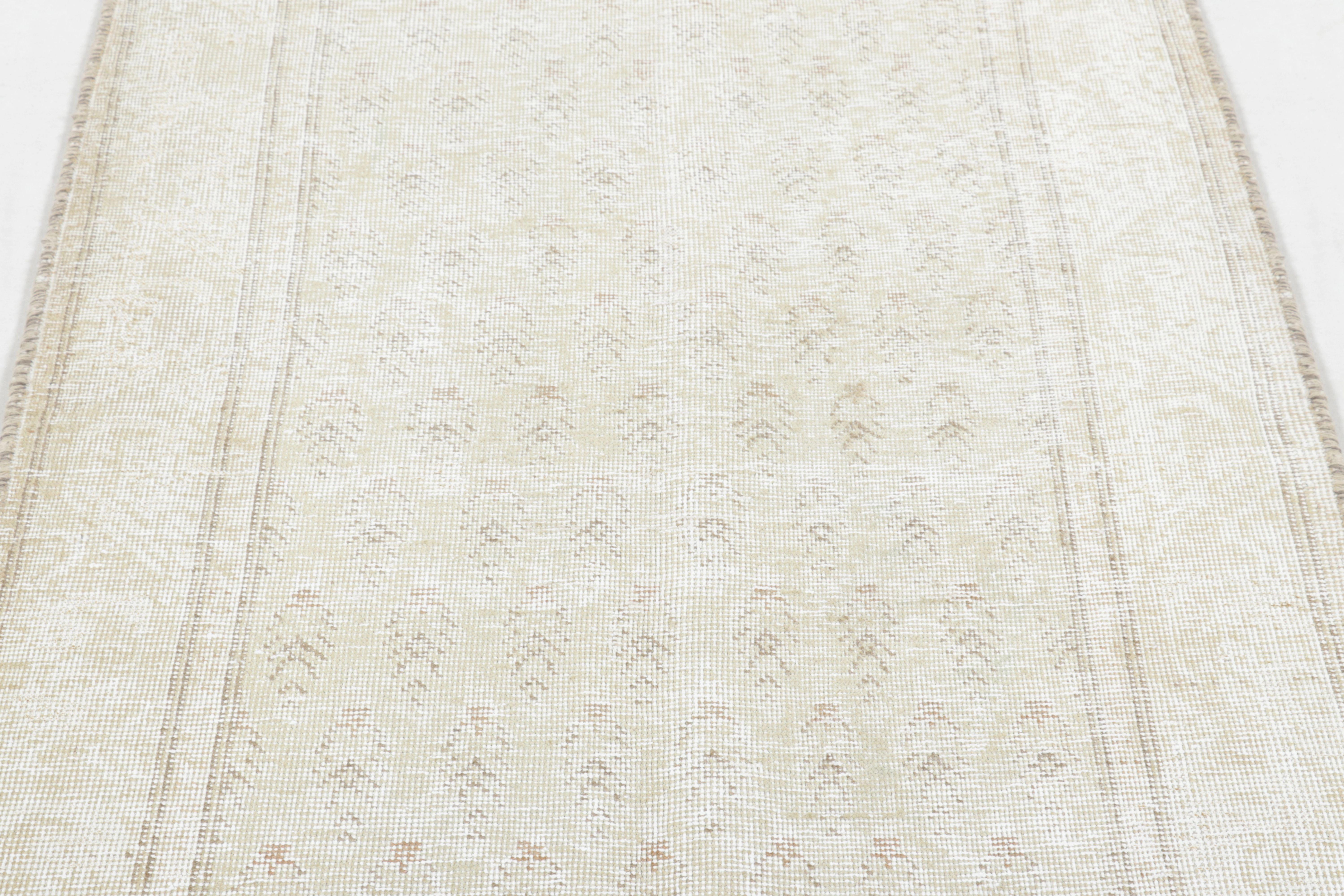 Perse Tapis de course persan vintage Tabriz, motif subtilement répété en beige pâle - Rug & Kilim en vente