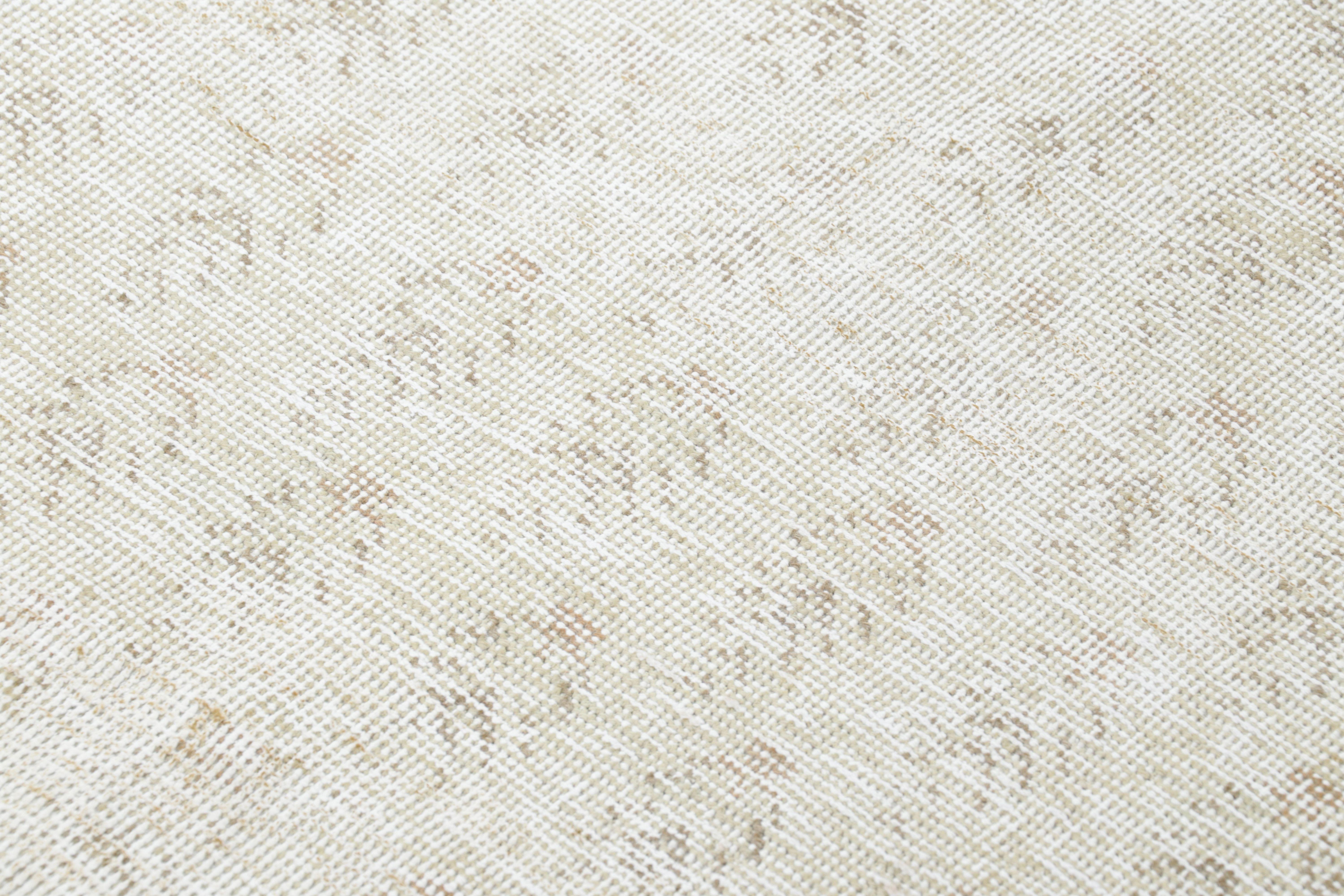 Noué à la main Tapis de course persan vintage Tabriz, motif subtilement répété en beige pâle - Rug & Kilim en vente