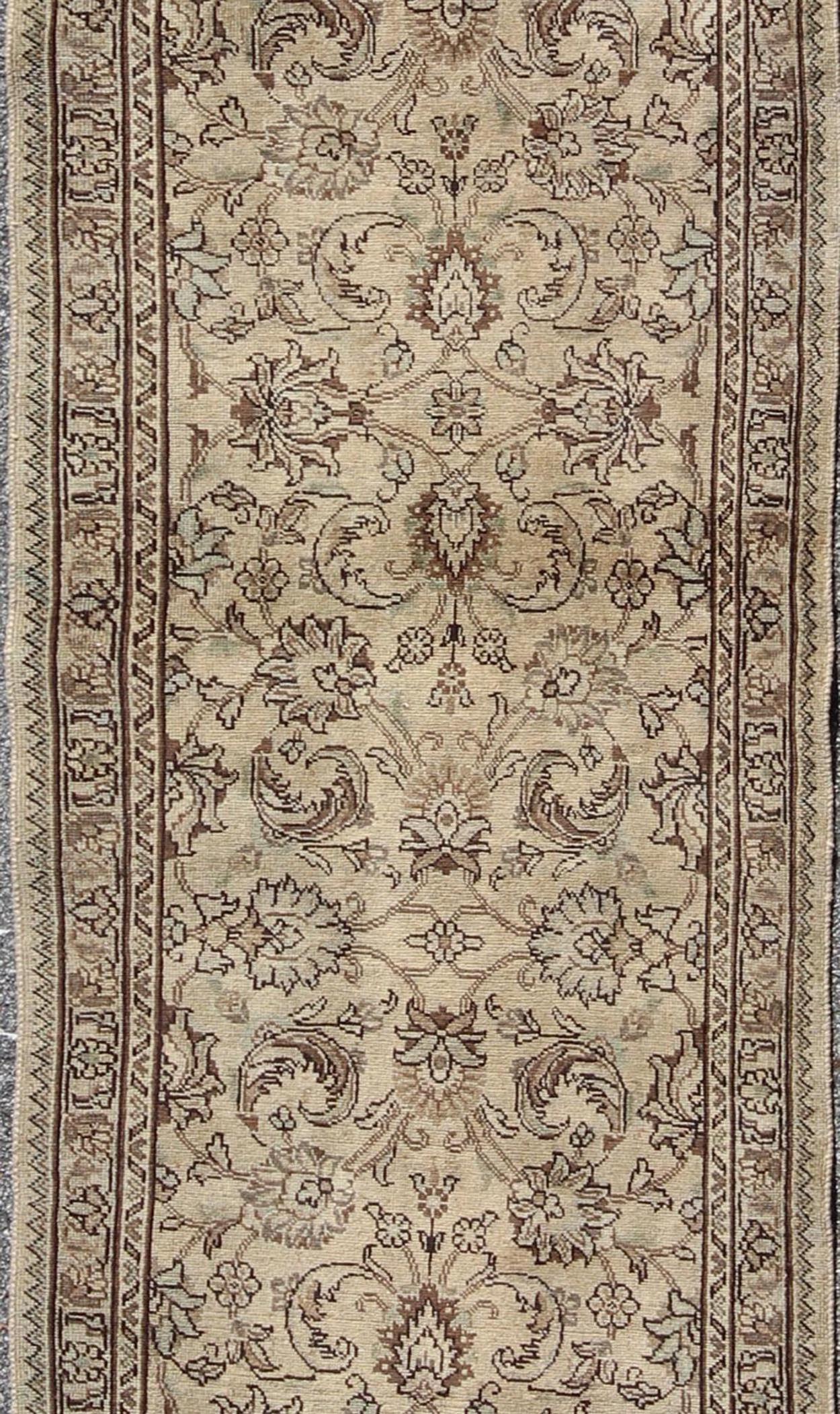 Perse Tapis de couloir persan vintage Tabriz avec motif floral sur toute sa surface en couleur chair et marron en vente