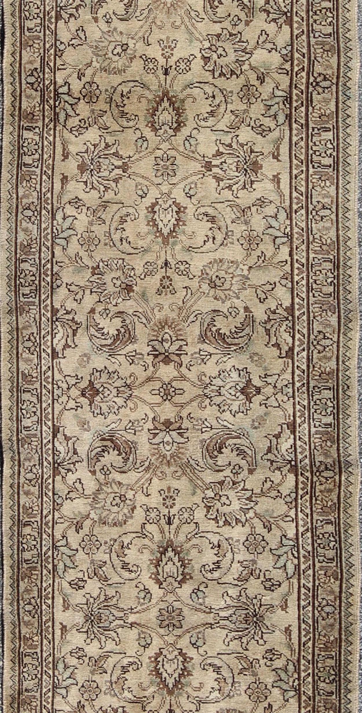 Noué à la main Tapis de couloir persan vintage Tabriz avec motif floral sur toute sa surface en couleur chair et marron en vente