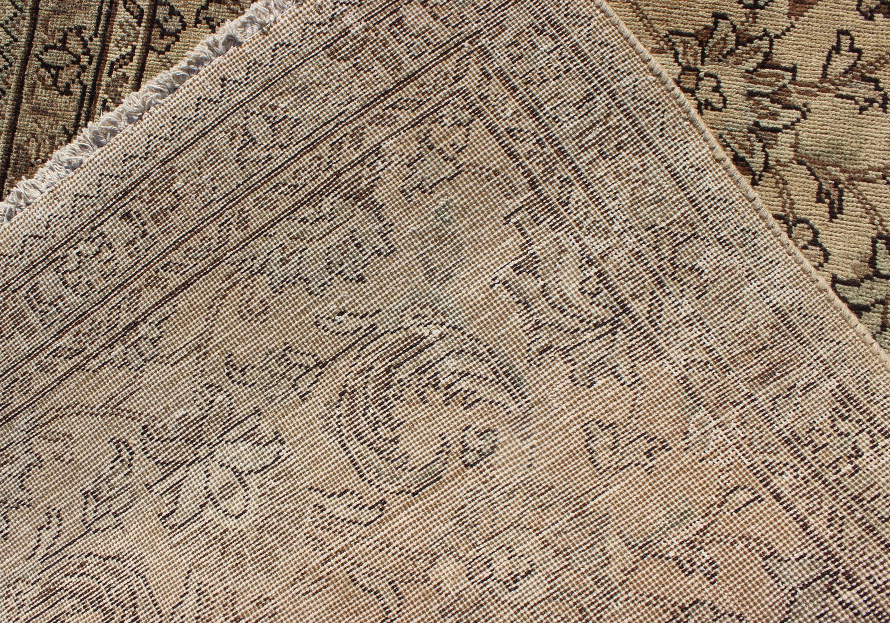 Milieu du XXe siècle Tapis de couloir persan vintage Tabriz avec motif floral sur toute sa surface en couleur chair et marron en vente