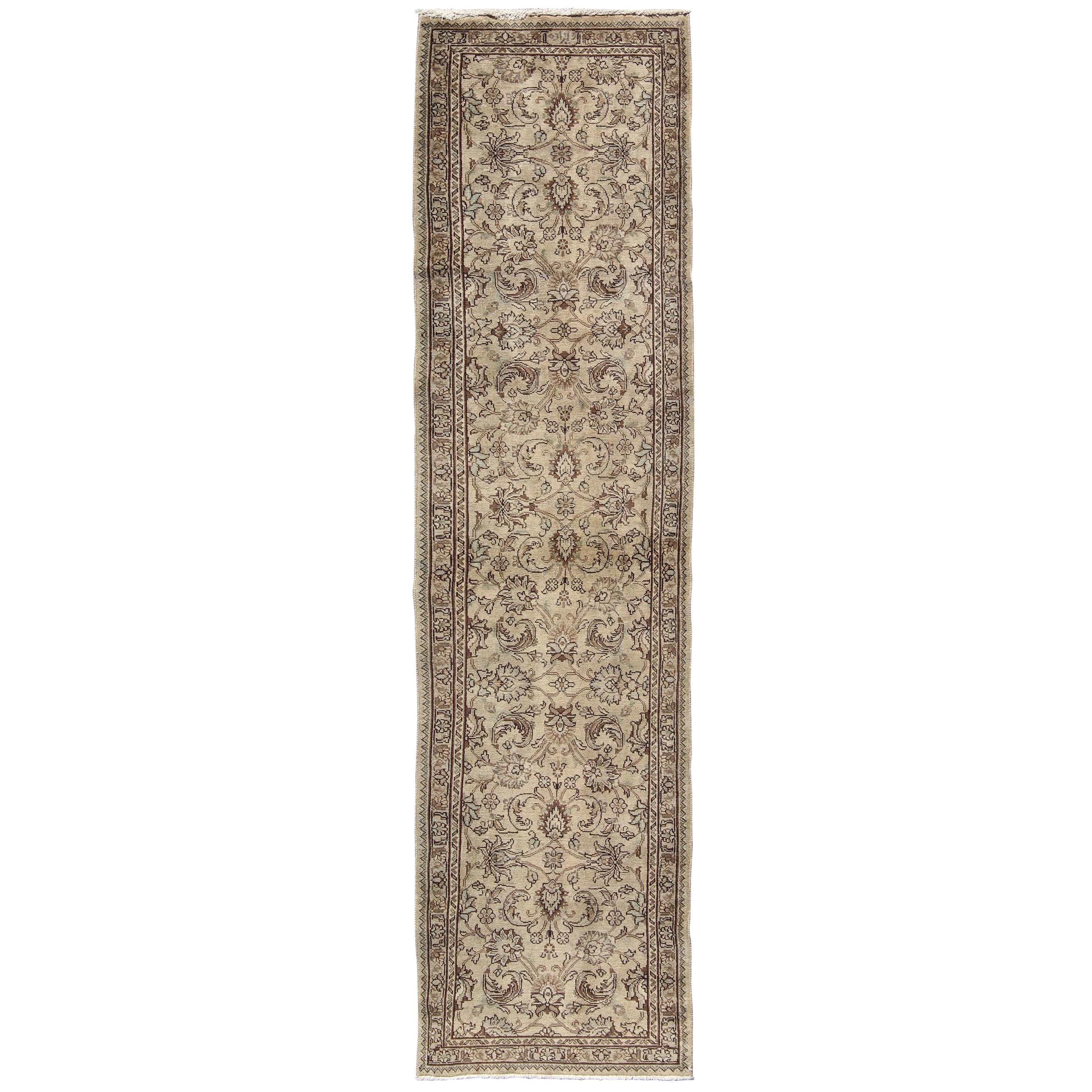 Tapis de couloir persan vintage Tabriz avec motif floral sur toute sa surface en couleur chair et marron en vente