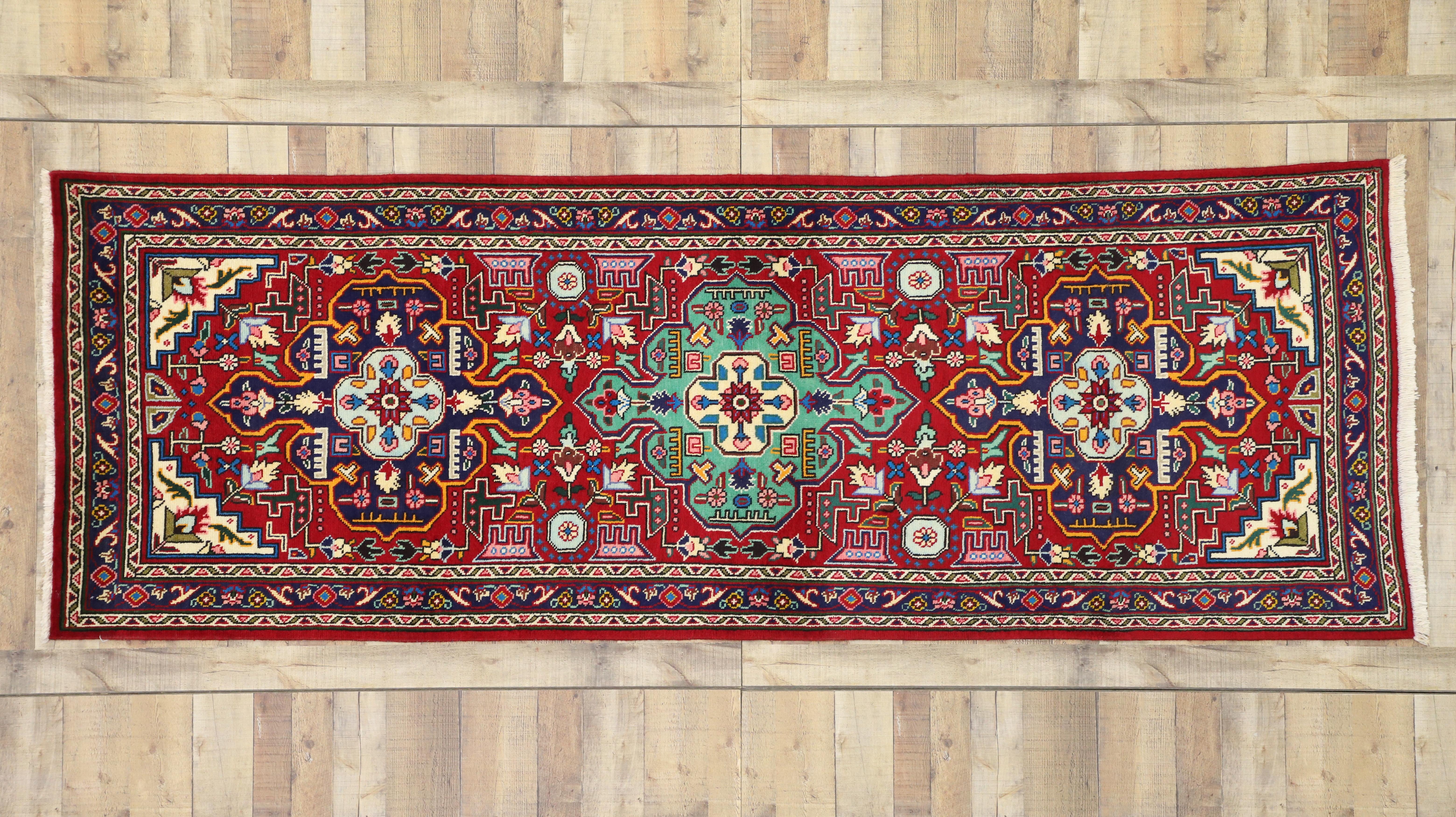 76214 Persischer Tabriz-Läufer im Jacobean-Stil, Flur-Läufer. Handgeknüpfter Teppichläufer aus alter persischer Tabriz-Wolle mit einem geometrischen Allover-Muster auf einem satten roten Feld, das von einer komplementären Bordüre umgeben ist. In der