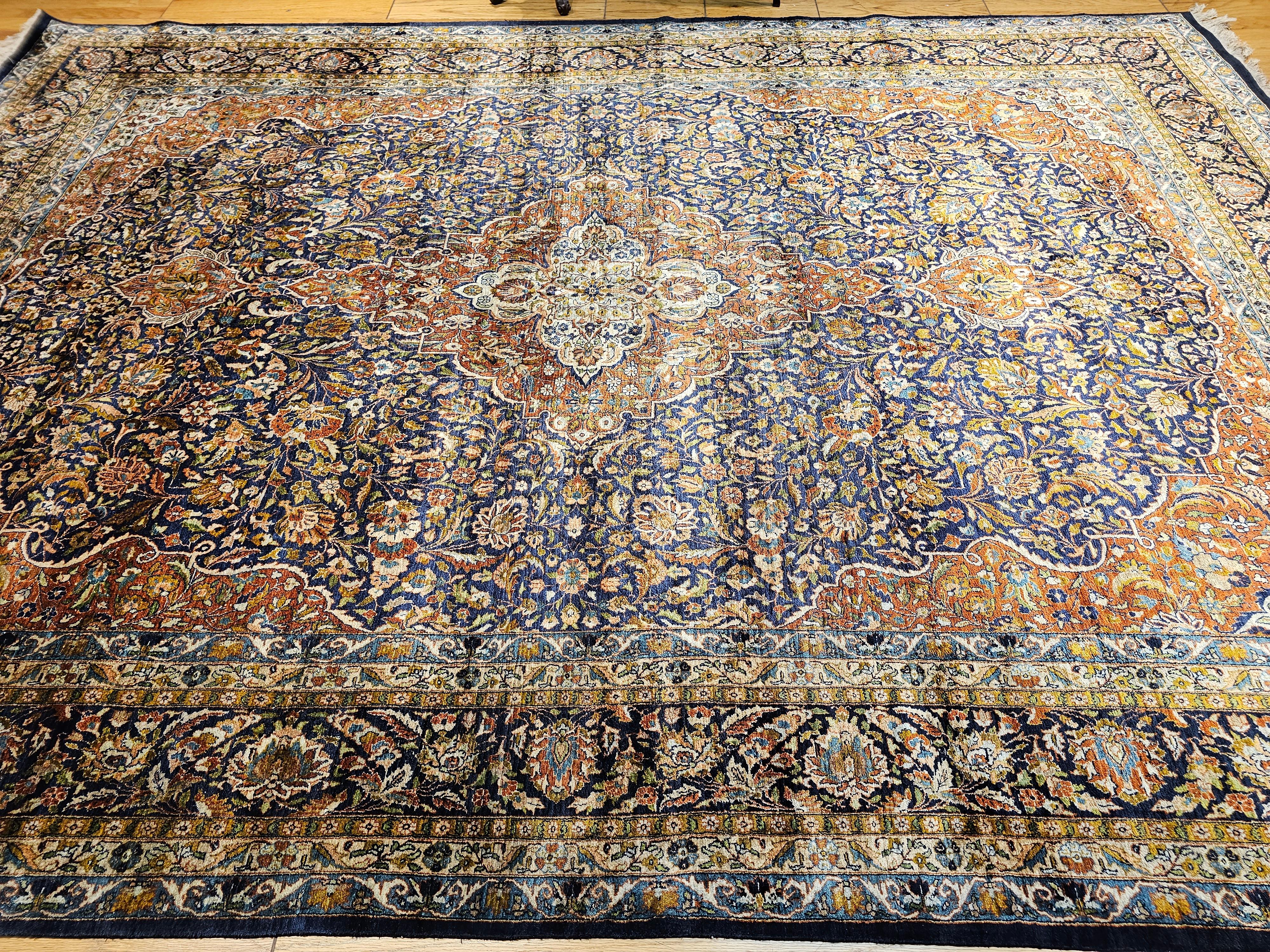 Tappeto persiano d'epoca in seta Tabriz con disegno di giardino floreale in blu, oro e rosso in vendita 10