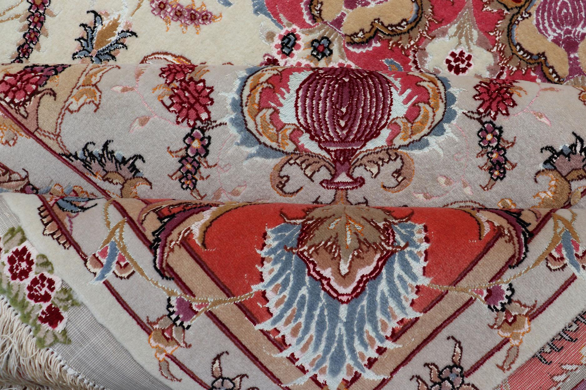 Alfombra Persa Tabriz Vintage de Seda con Medallón Marfil con Naranja 6'7 x 10'5 en venta 7