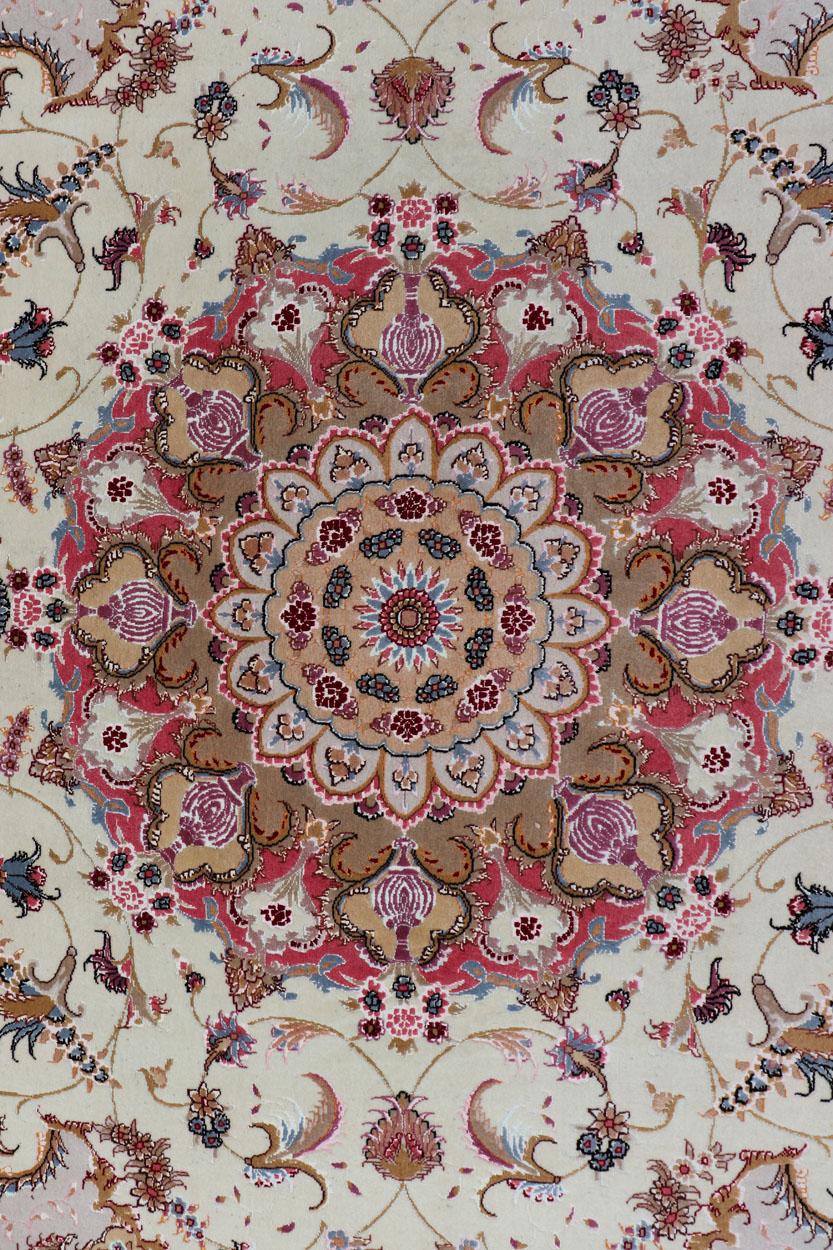 Alfombra Persa Tabriz Vintage de Seda con Medallón Marfil con Naranja 6'7 x 10'5 en venta 10