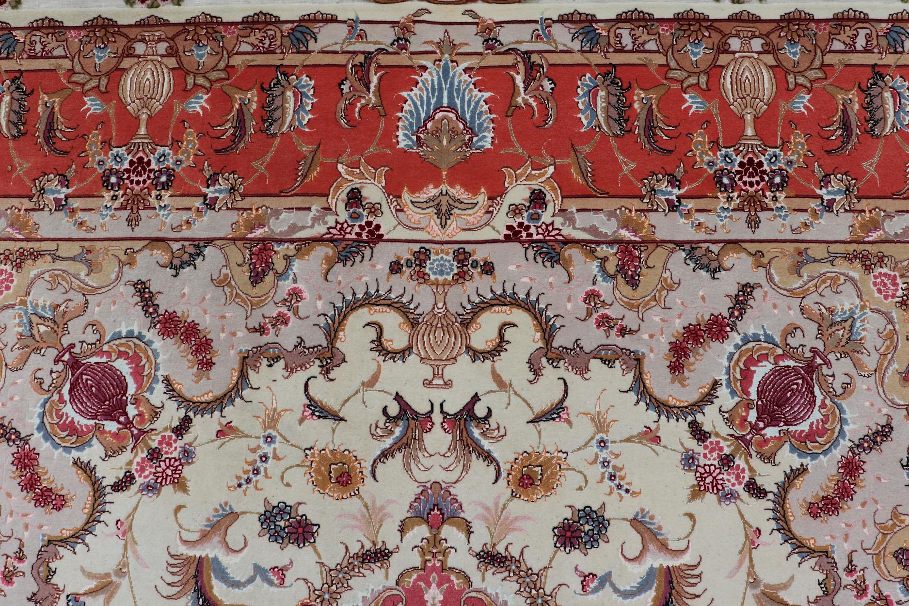 Medidas: 6'7 x 10'5 

Alfombra Persa Tabriz Vintage de Seda con Medallón Marfil con Naranja 6'7 x 10'5. 
Keivan Woven Arts/ alfombra/R20-0906, país de origen / tipo: Irán / Tabriz, hacia 1940.

Una alfombra de seda Tabriz persa de época, bellamente