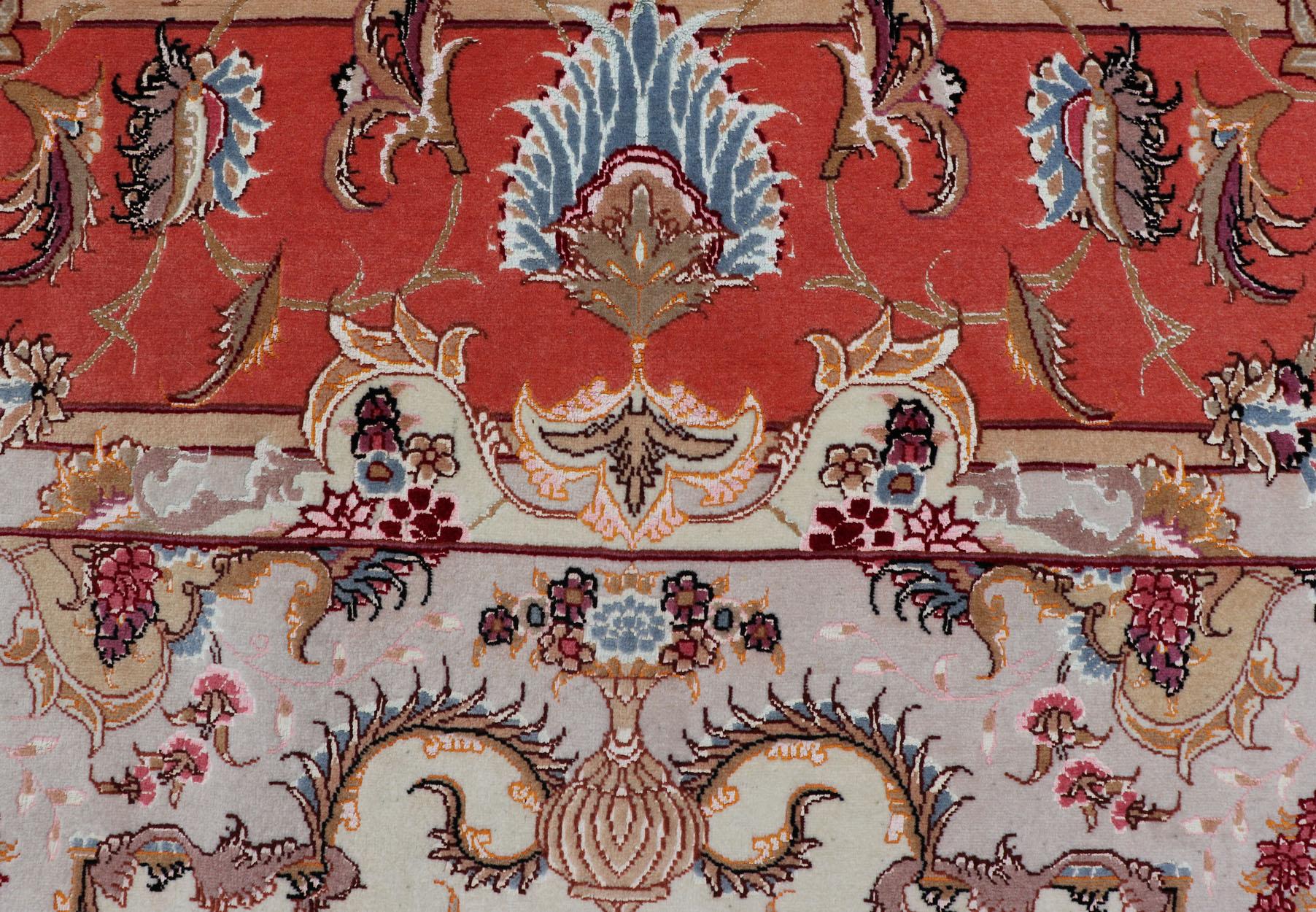 Alfombra Persa Tabriz Vintage de Seda con Medallón Marfil con Naranja 6'7 x 10'5 Anudado a mano en venta