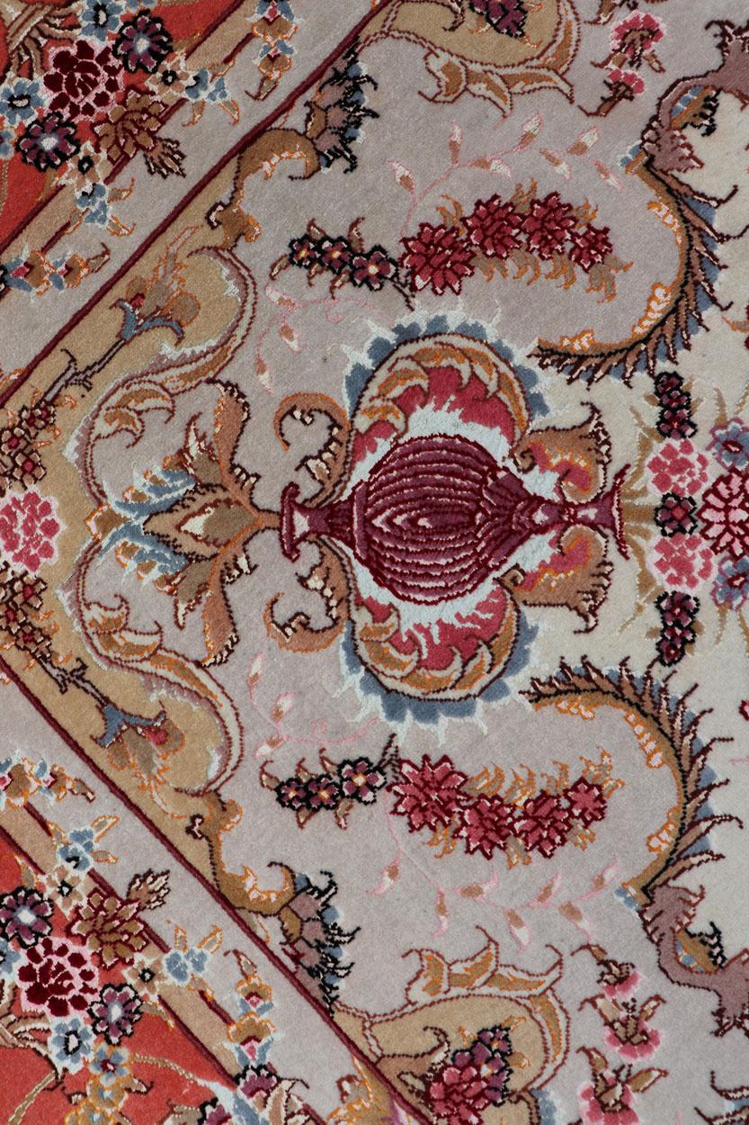 Alfombra Persa Tabriz Vintage de Seda con Medallón Marfil con Naranja 6'7 x 10'5 en Bueno estado para la venta en Atlanta, GA