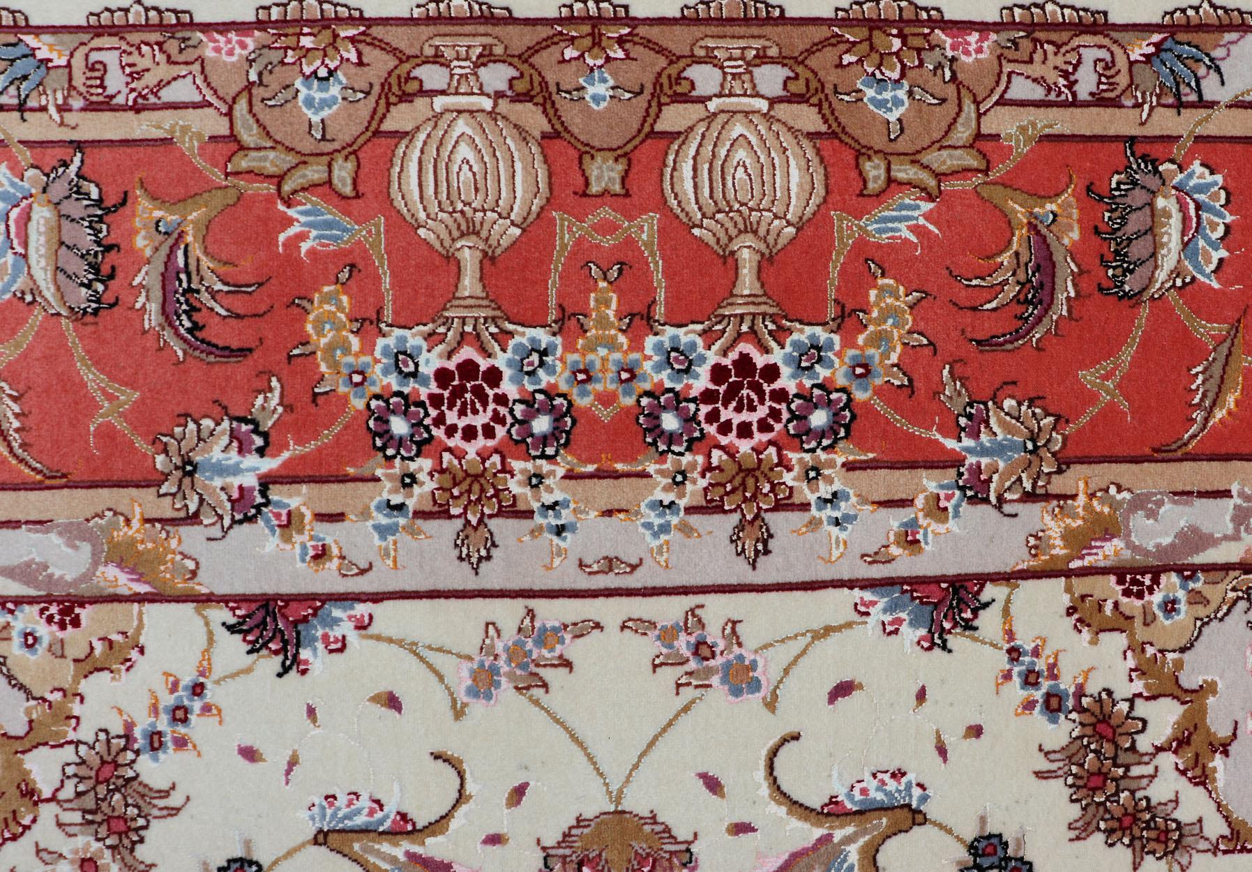 Alfombra Persa Tabriz Vintage de Seda con Medallón Marfil con Naranja 6'7 x 10'5 siglo XX en venta