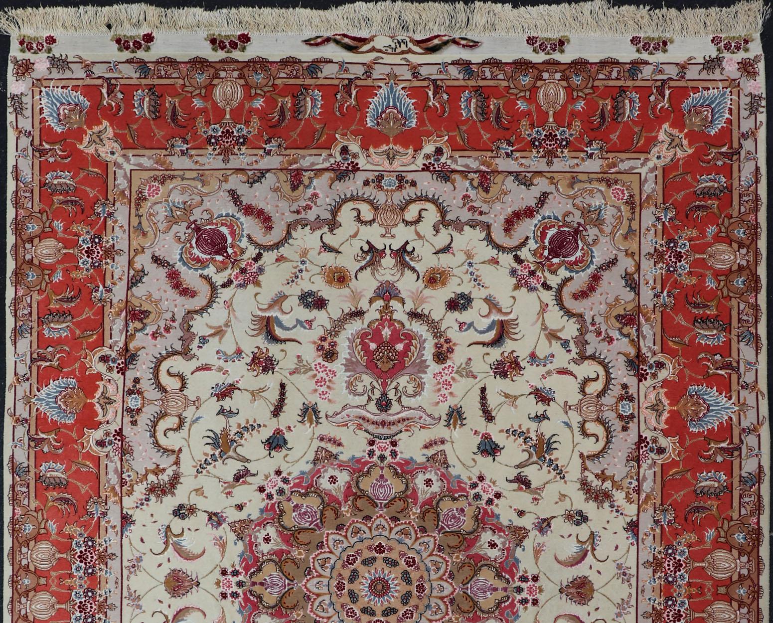 Alfombra Persa Tabriz Vintage de Seda con Medallón Marfil con Naranja 6'7 x 10'5 en venta 3