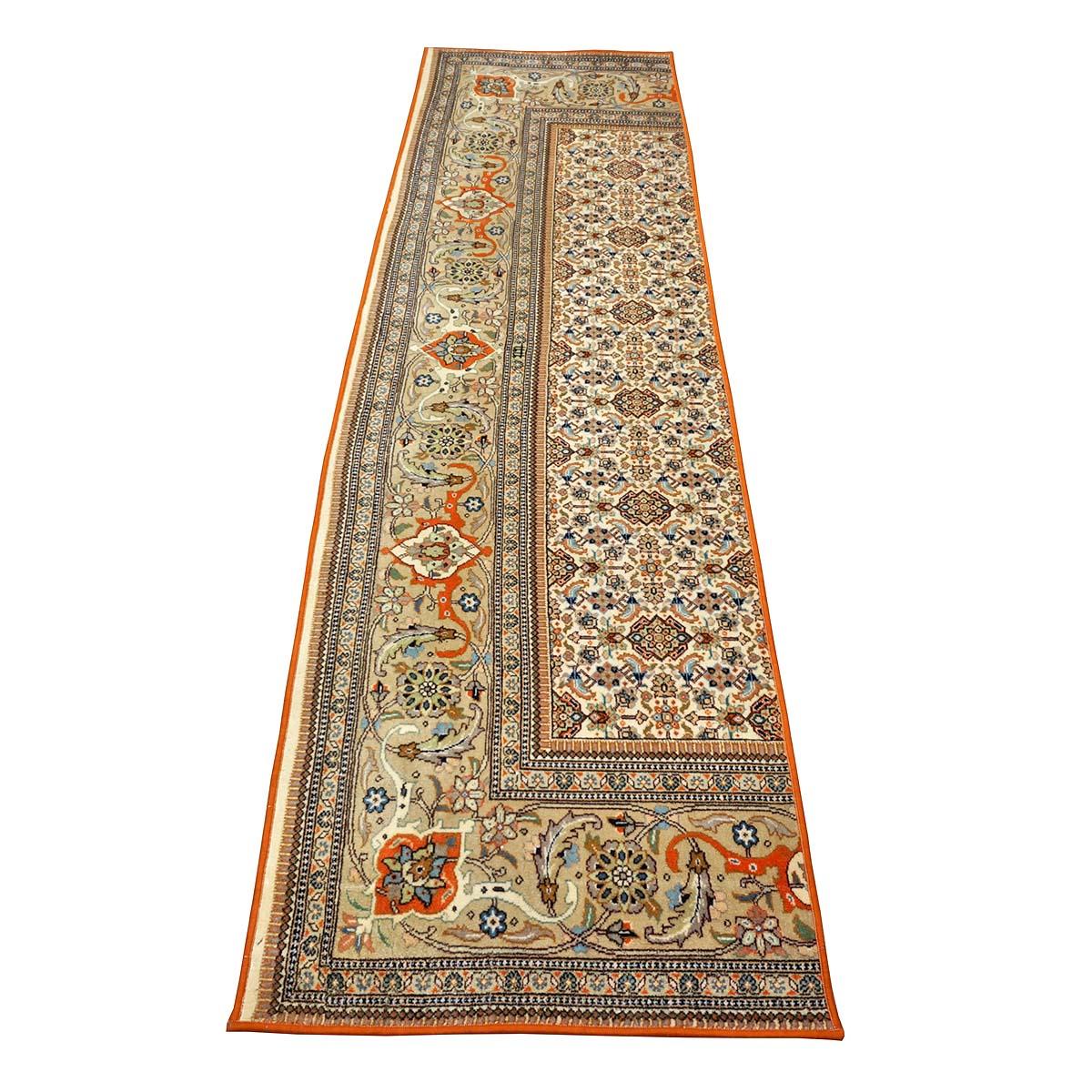 Ashly Fine Rugs präsentiert einen 1980er Vintage Persian Tabriz Taba Wool 3x10 Handmade Runner. Täbris ist eine Stadt im Norden des heutigen Iran, die seit jeher für die Feinheit und Kunstfertigkeit ihrer handgefertigten Teppiche bekannt ist. Dieser