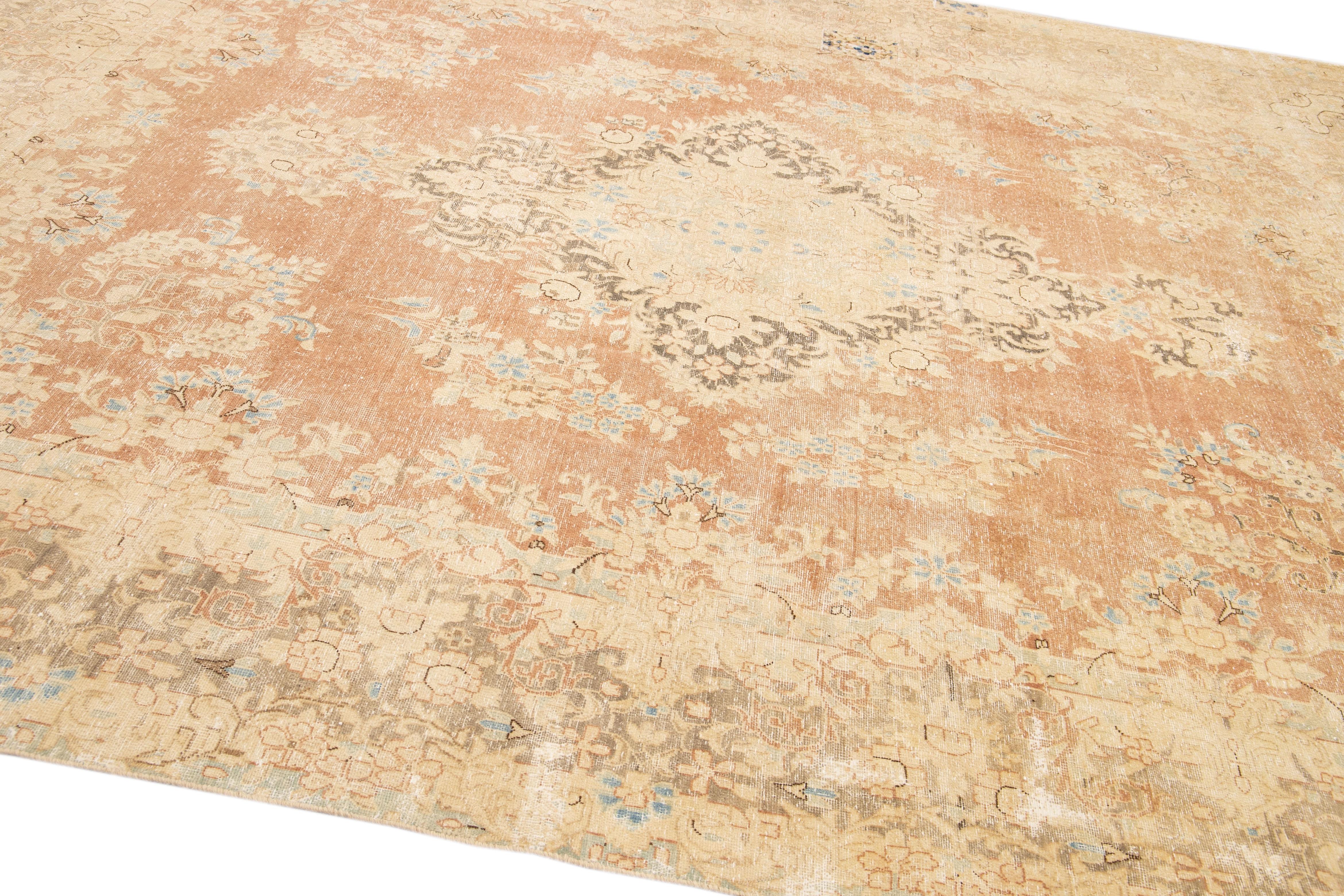 Bellissimo tappeto persiano d'epoca in lana annodato a mano con un campo di colore marrone. Questo tappeto persiano presenta accenti beige in un disegno floreale geometrico all-over.

Questo tappeto misura: 9'4'' x 12'9