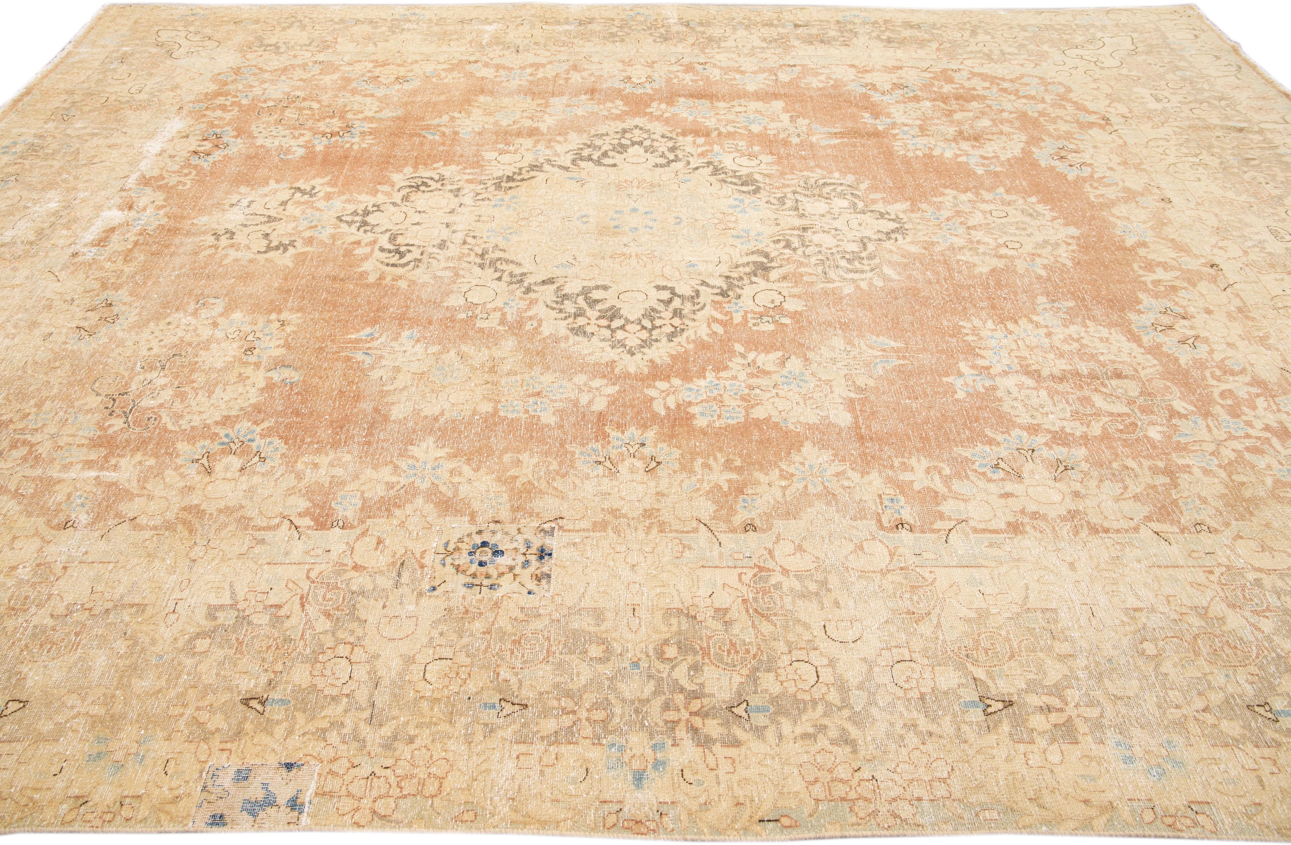 Tappeto persiano Tabriz Tan fatto a mano in lana floreale vintage In condizioni deteriorate in vendita a Norwalk, CT