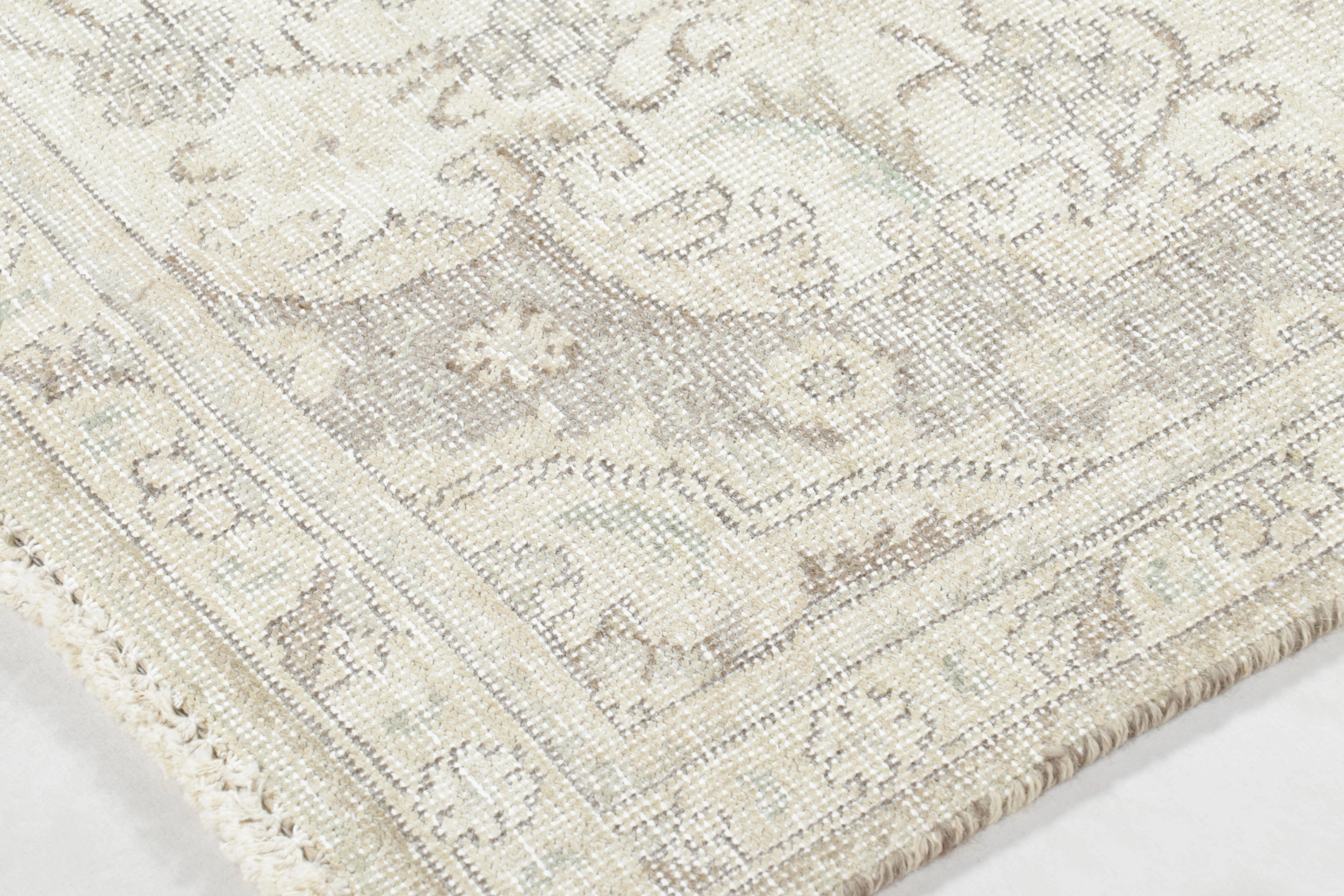 Dieser aus handgekn�üpfter Wolle gefertigte persische Tabriz-Teppich im Format 5x8 aus der Zeit um 1970-1980 ist eine wahrhaft herausragende Ergänzung der Vintage-Kollektion von Rug & Kilim - ein Beispiel für die legendäre Tabriz-Webtradition. Das