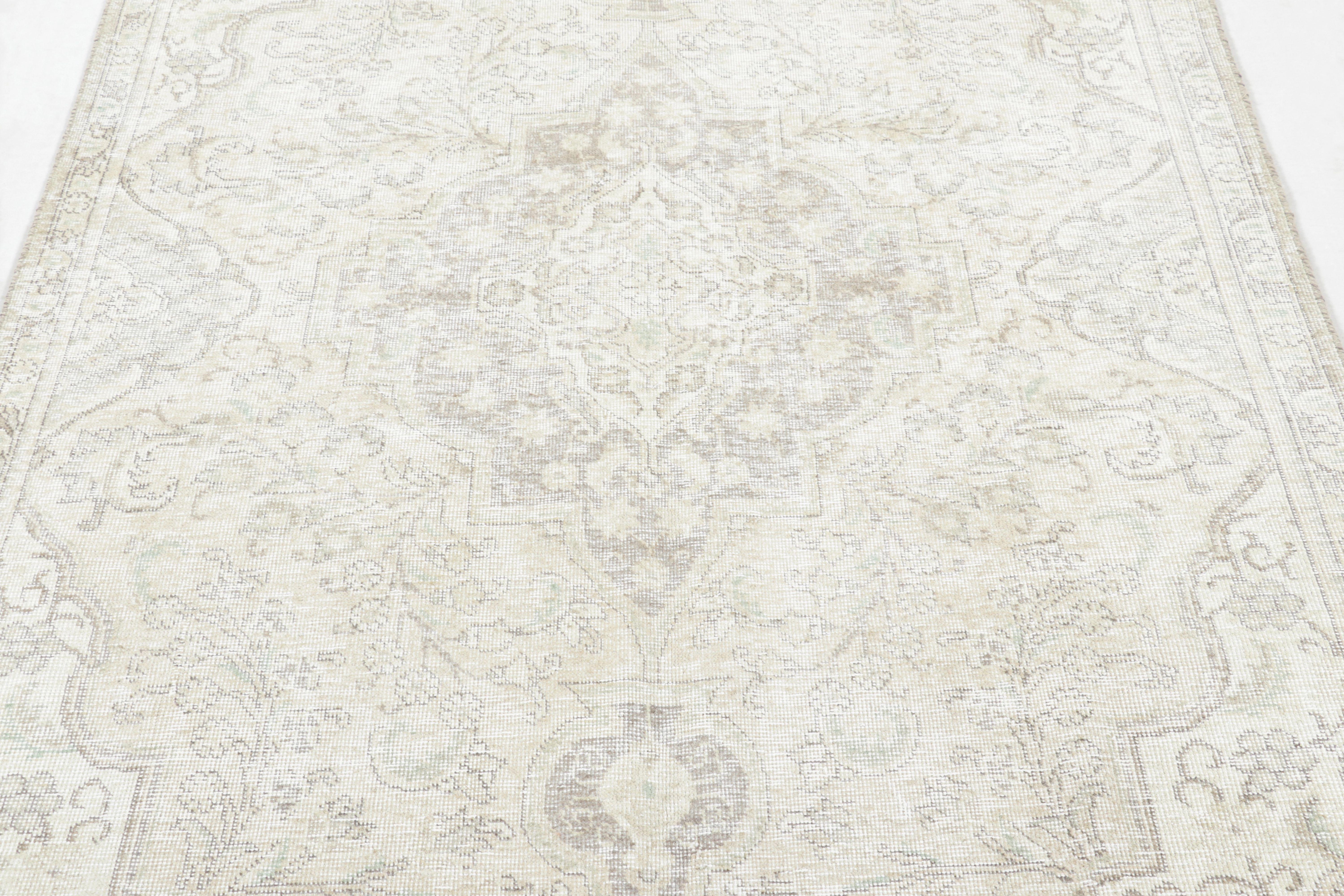 Vintage Persisch Tabriz, gewaschenes neutrales Medaillon in Creme und Grau - Rug & Kilim (Ende des 20. Jahrhunderts) im Angebot