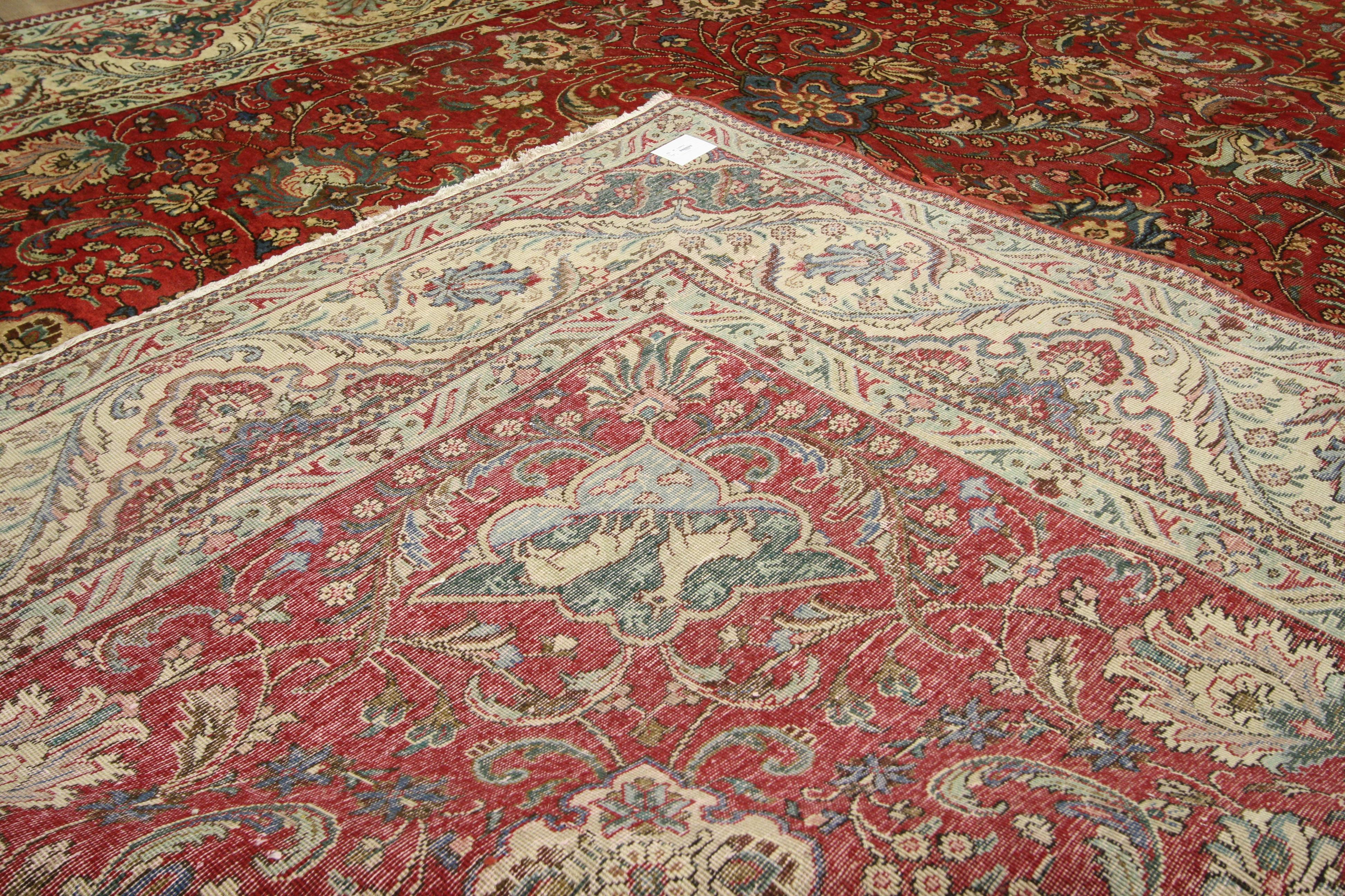 76280 Tapis Persan Vintage Tabriz de style colonial et fédéral traditionnel. Ce tapis Persan Tabriz vintage en laine nouée à la main présente un motif all-over entouré d'une bordure classique, créant un design équilibré et intemporel. Ce tapis