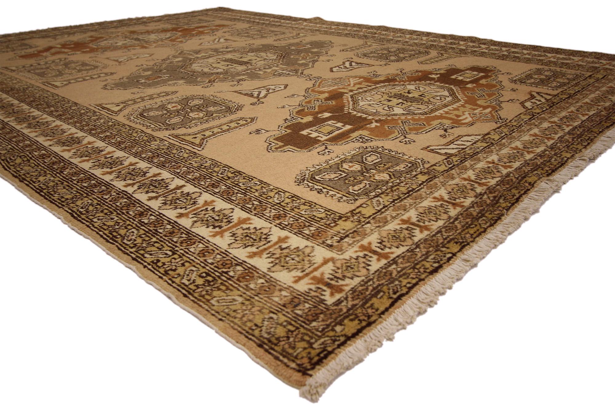 72037 Vintage Brown Persian Ardabil Rug, 07'00 x 10'00. Les tapis persans Ardabil lavés à l'ancienne, originaires de la ville d'Ardabil en Iran, sont des tapis modernes qui ont subi un processus de lavage spécial pour adoucir les couleurs tout en