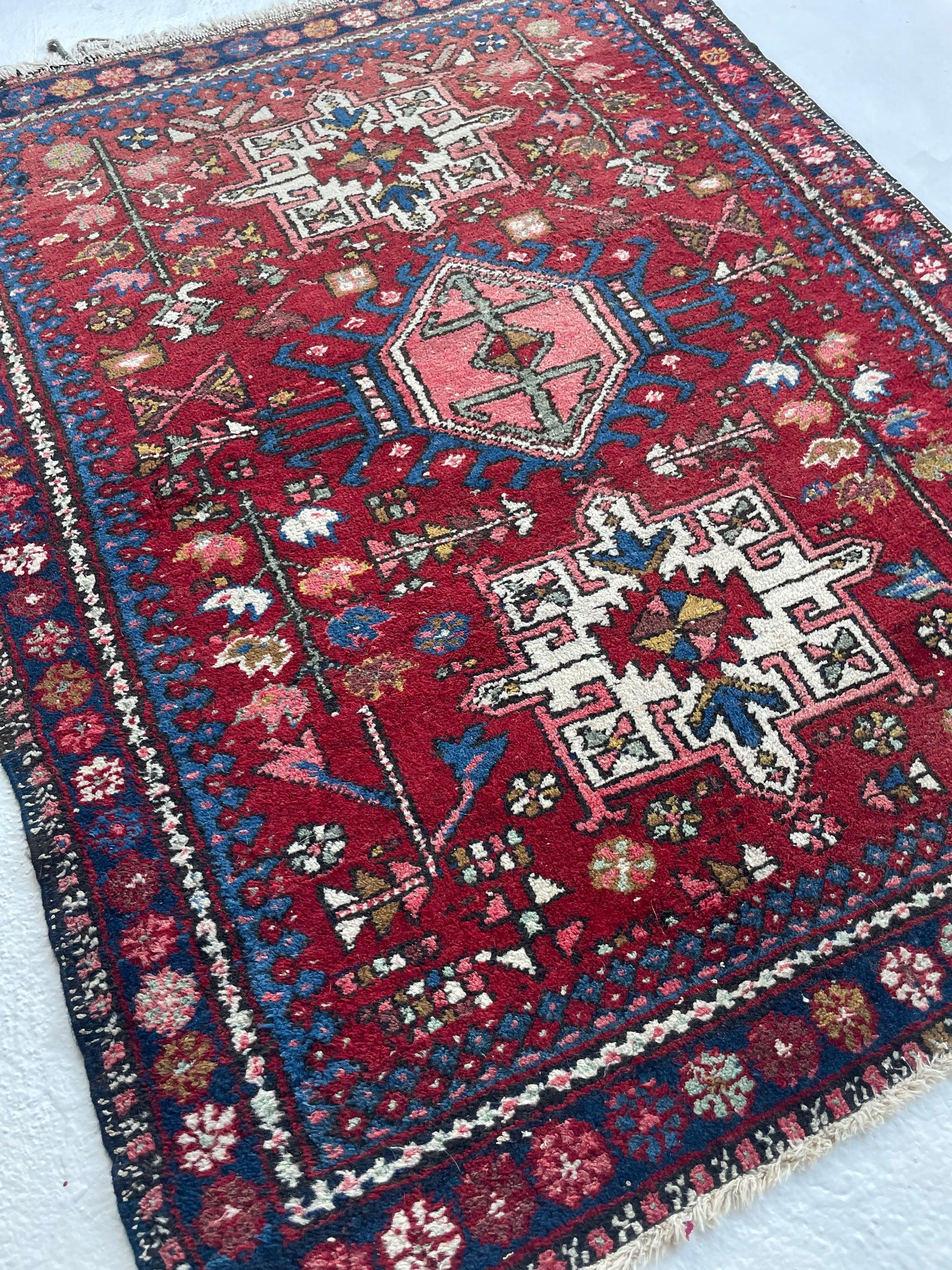 Quadratisch Vintage Persisch Tribal Karaja  2 getönte Rottöne 

Über: Fantastische Größe, und ein Arbeitstier, wenn es darum geht, wie es zu tragen - setzen Sie diese überall!!!

Größe: 3,6 x 4,6
Alter: Vintage, ca. 1950-60er Jahre oder so
Flor: