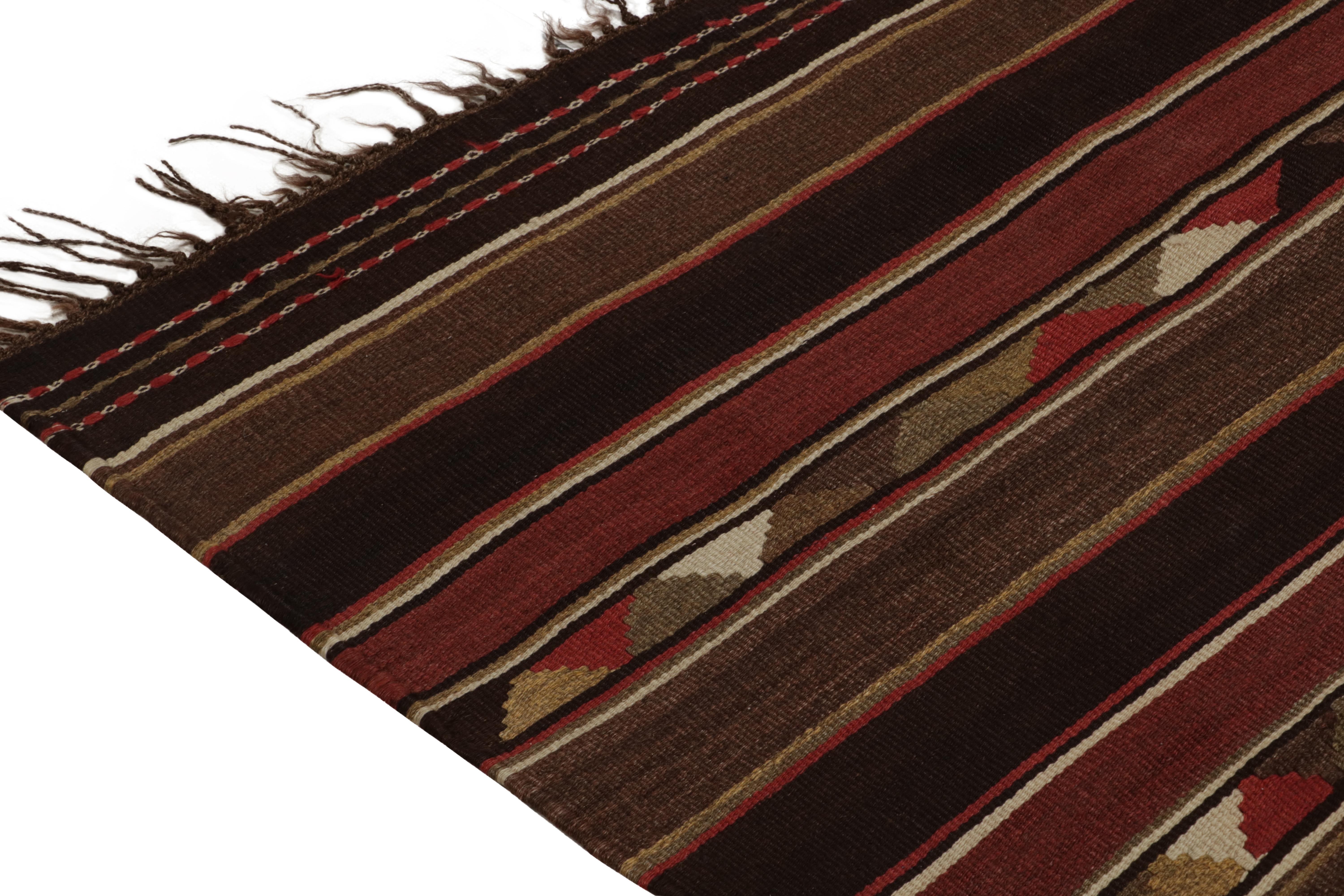Noué à la main Tapis Kilim persan tribal vintage à rayures brunes et rouges - par Kilim en vente