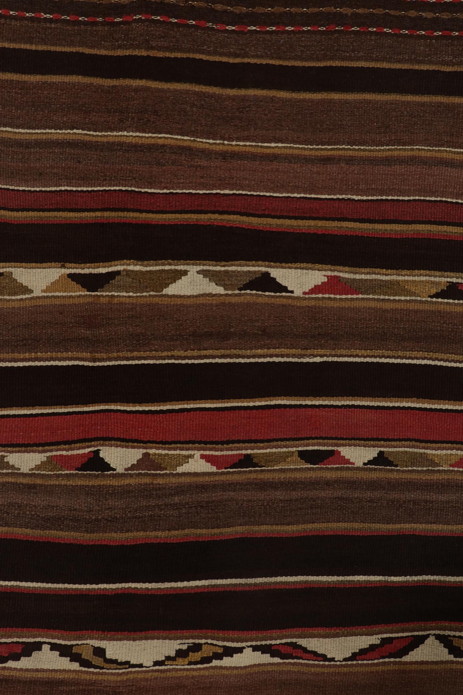 Tapis Kilim persan tribal vintage à rayures brunes et rouges - par Kilim Bon état - En vente à Long Island City, NY