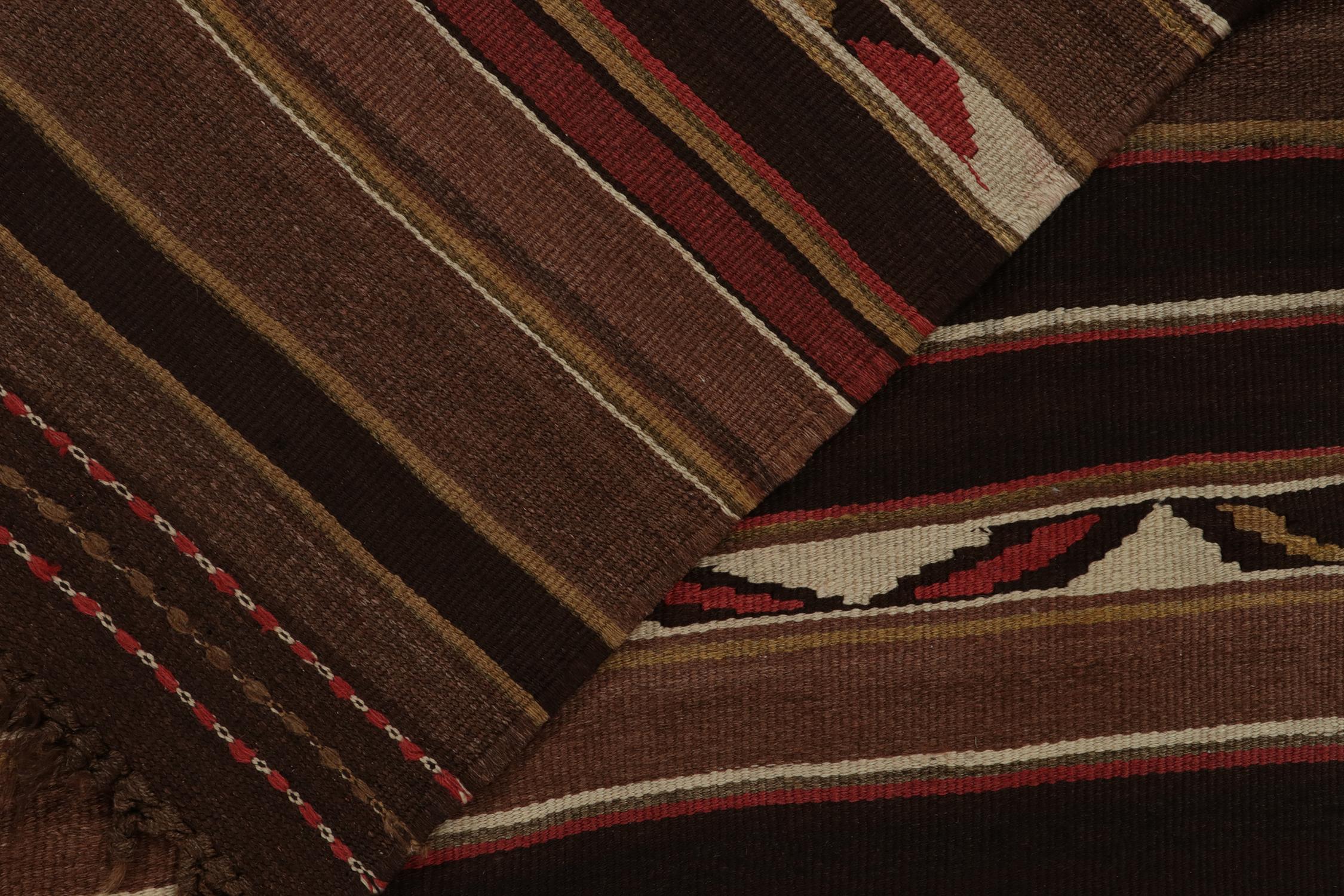 Milieu du XXe siècle Tapis Kilim persan tribal vintage à rayures brunes et rouges - par Kilim en vente