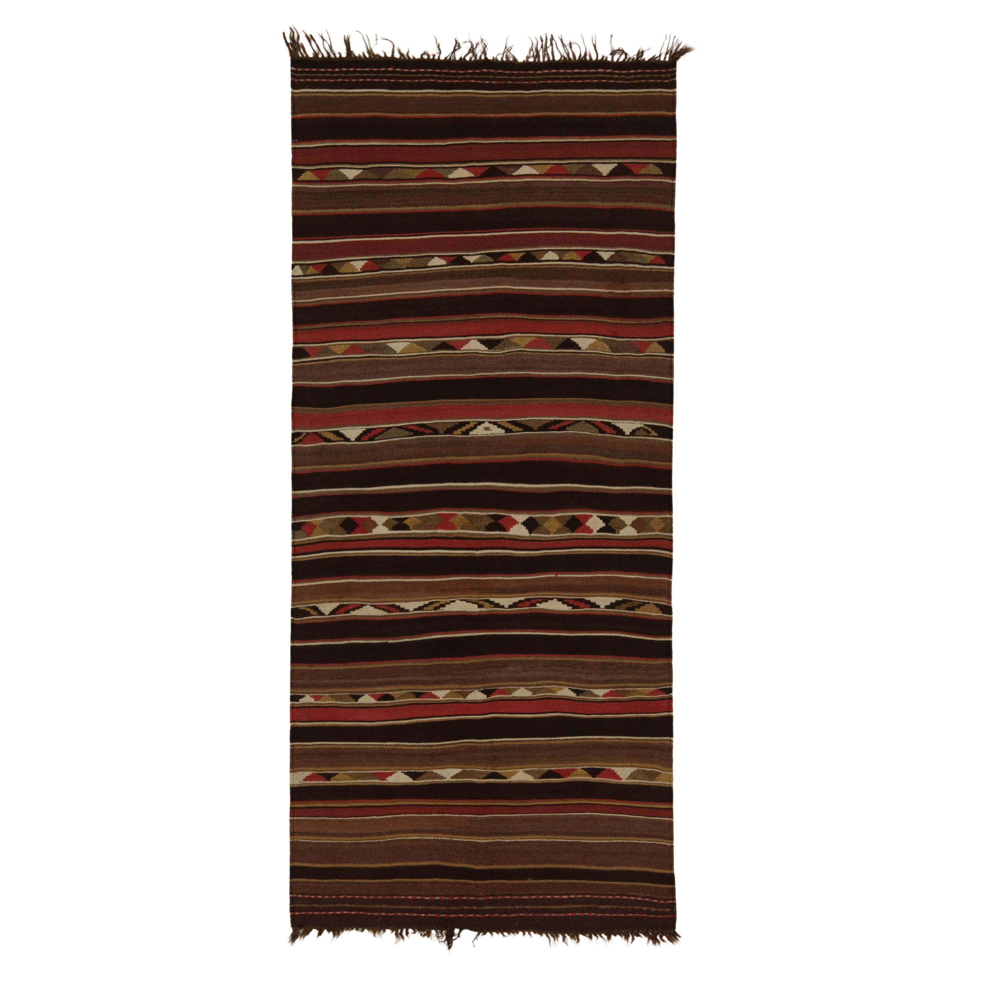 Tapis Kilim persan tribal vintage à rayures brunes et rouges - par Kilim en vente