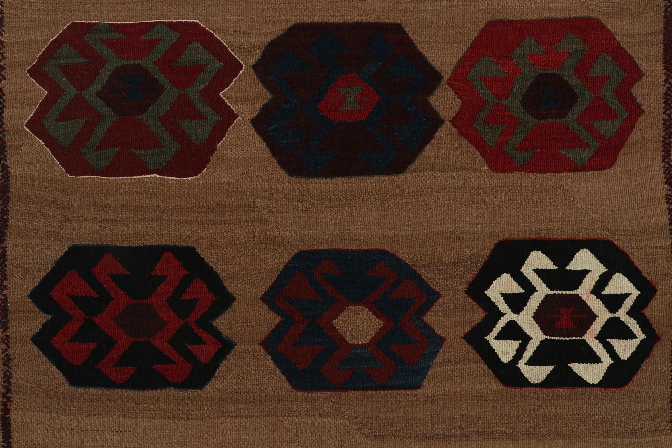 Persischer Stammeskunst-Kelim in Braun mit Medaillonmuster von Teppich & Kilim (Wolle) im Angebot