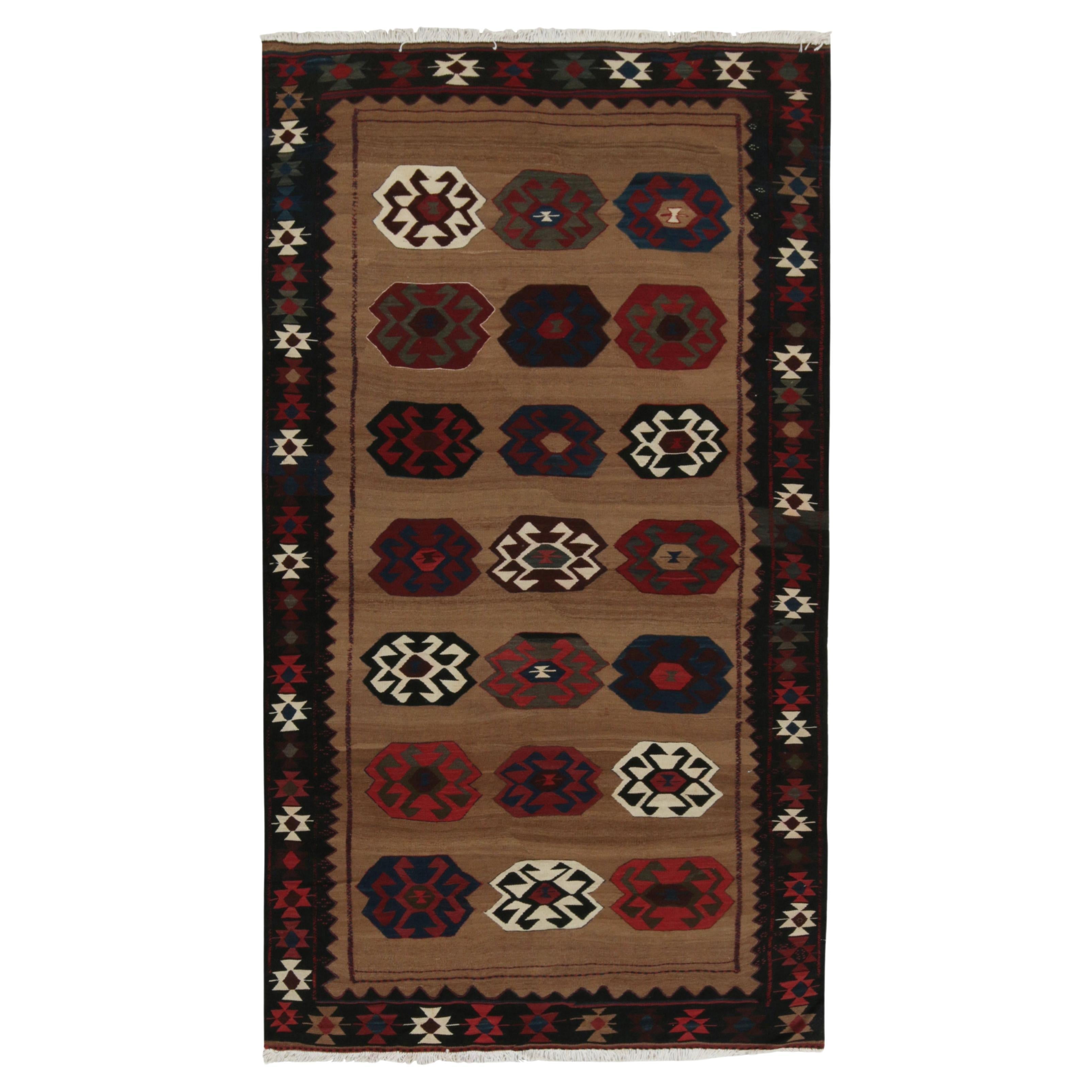 Persischer Stammeskunst-Kelim in Braun mit Medaillonmuster von Teppich & Kilim