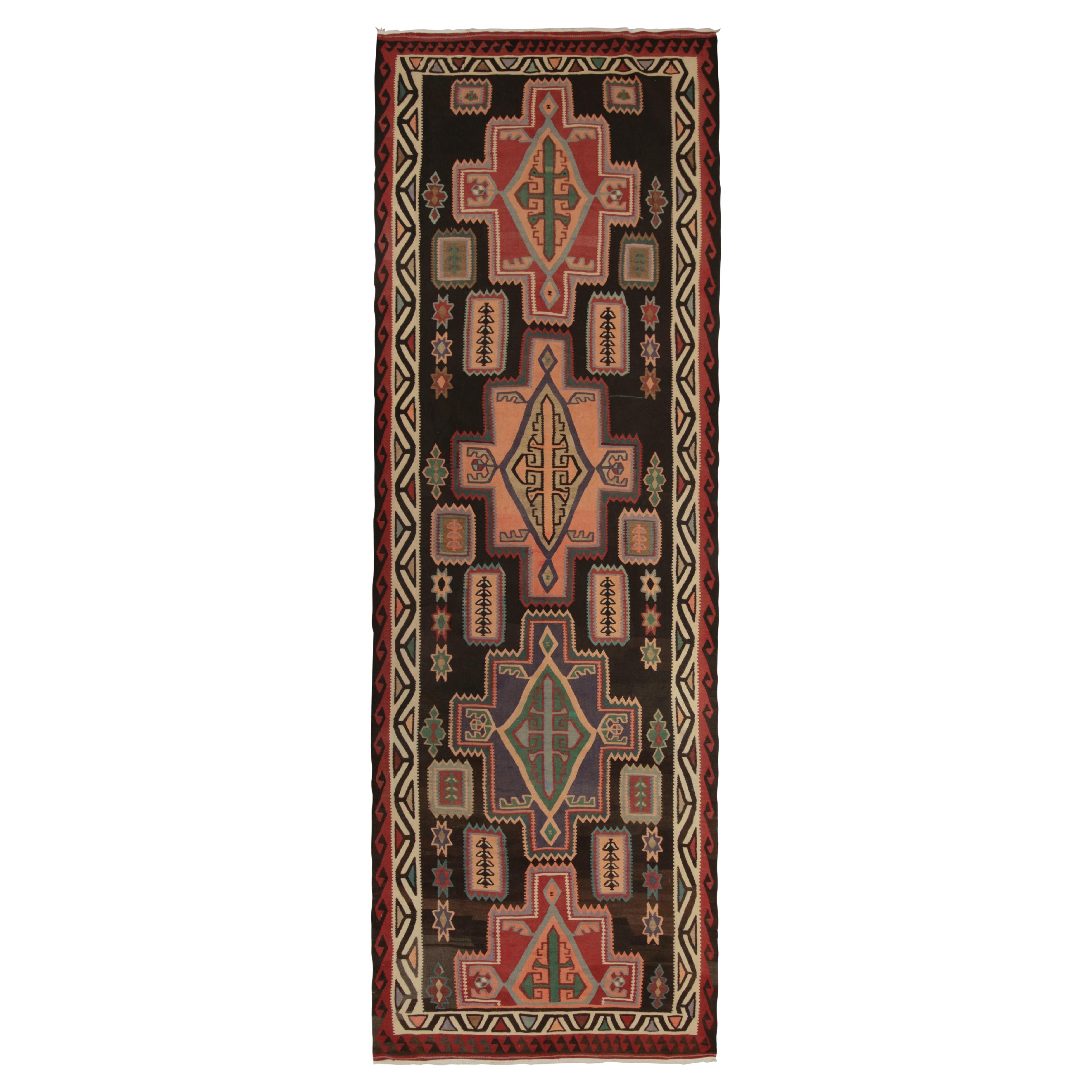 Tapis Kilim persan tribal vintage à motifs géométriques polychromes par Rug & Kilim