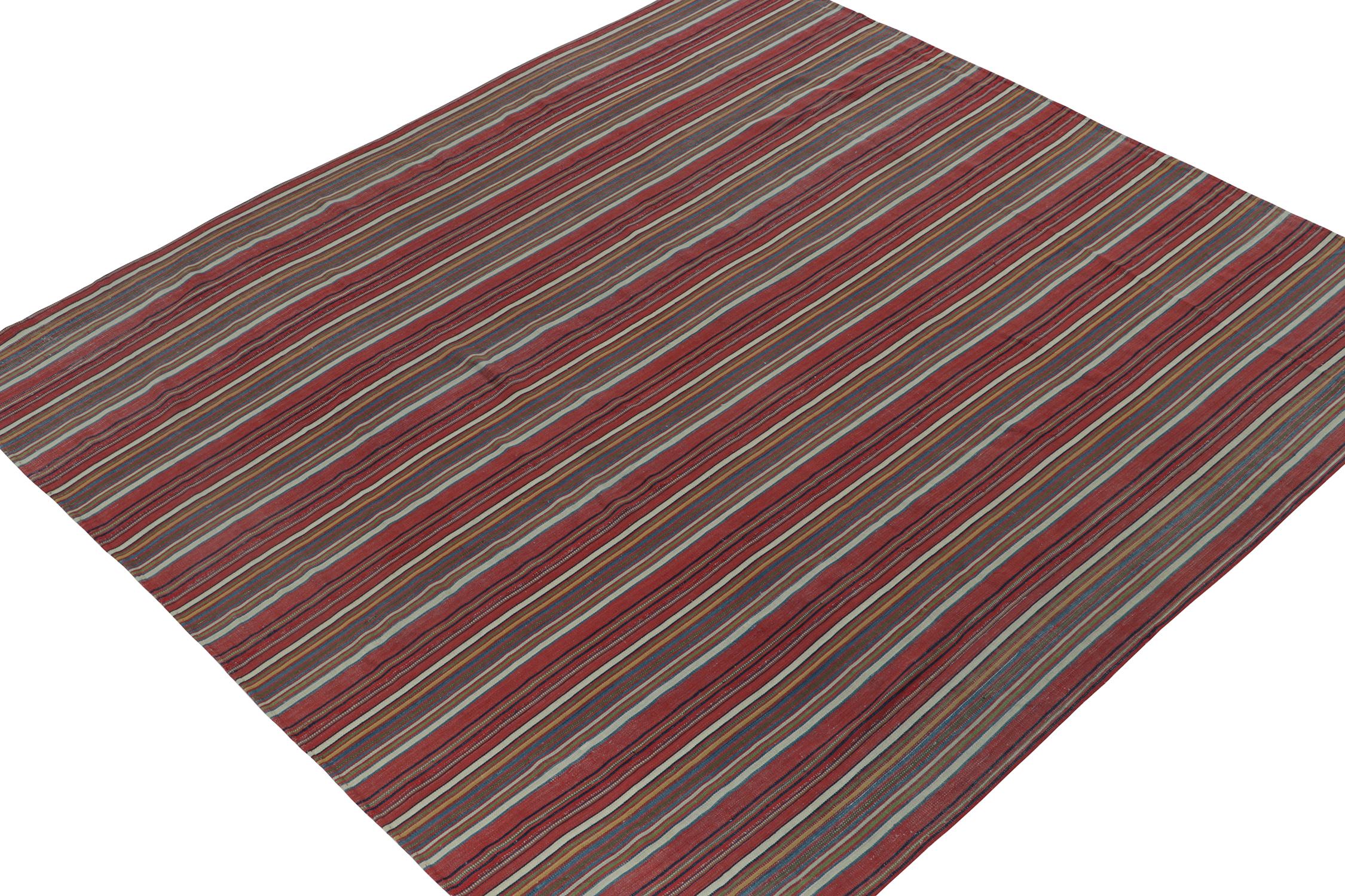 Dieser 8x8 große persische Kelim ist ein Stammes-Teppich im Paneel-Stil, handgewebt aus Wolle, ca. 1950-1960.

Weiter zum Design:

Das farbenfrohe Design bevorzugt ziegelrote Untertöne mit polychromen Streifen von leuchtender, skurriler Präsenz