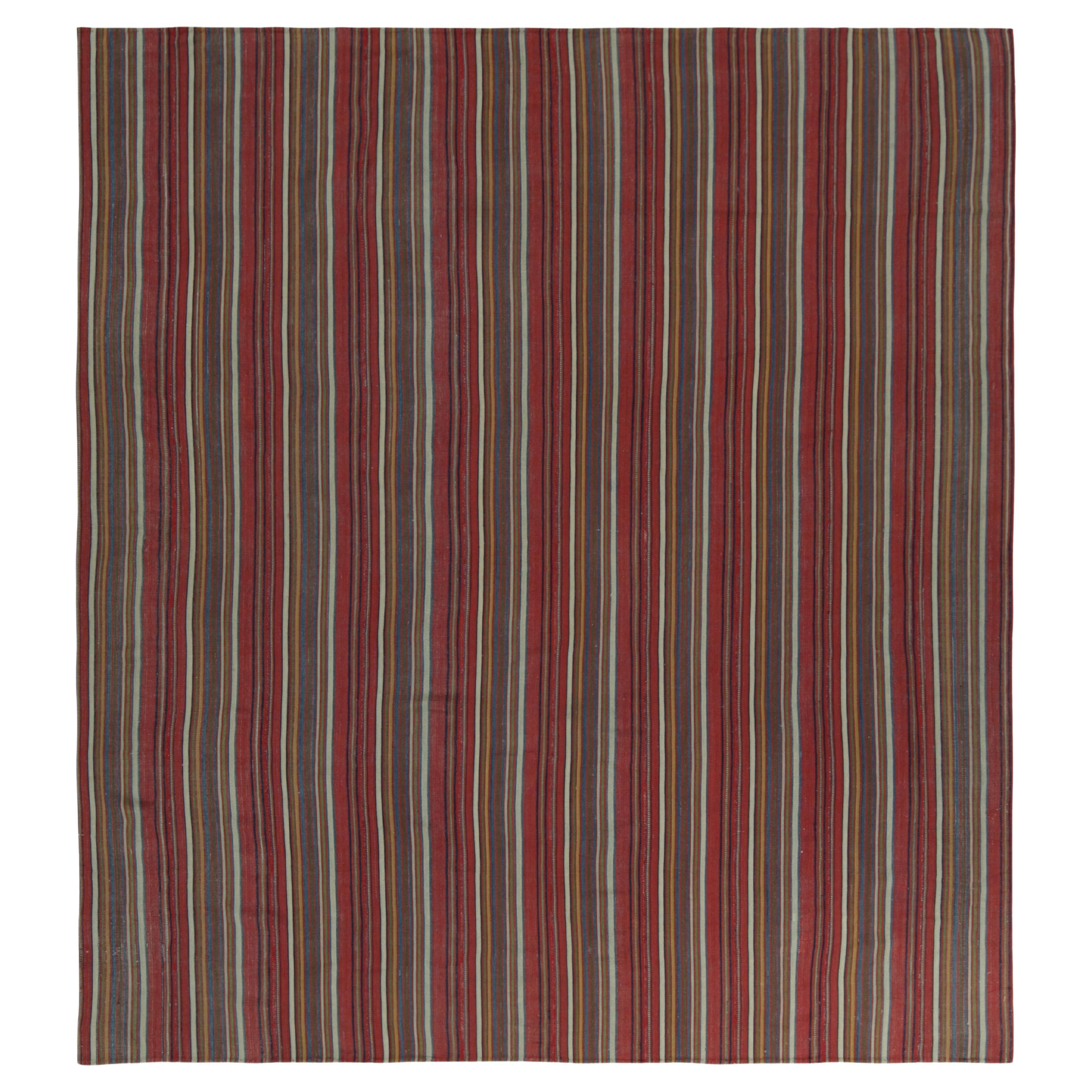 Tapis Kilim persan tribal vintage rouge à rayures polychromes, par Rug & Kilim 