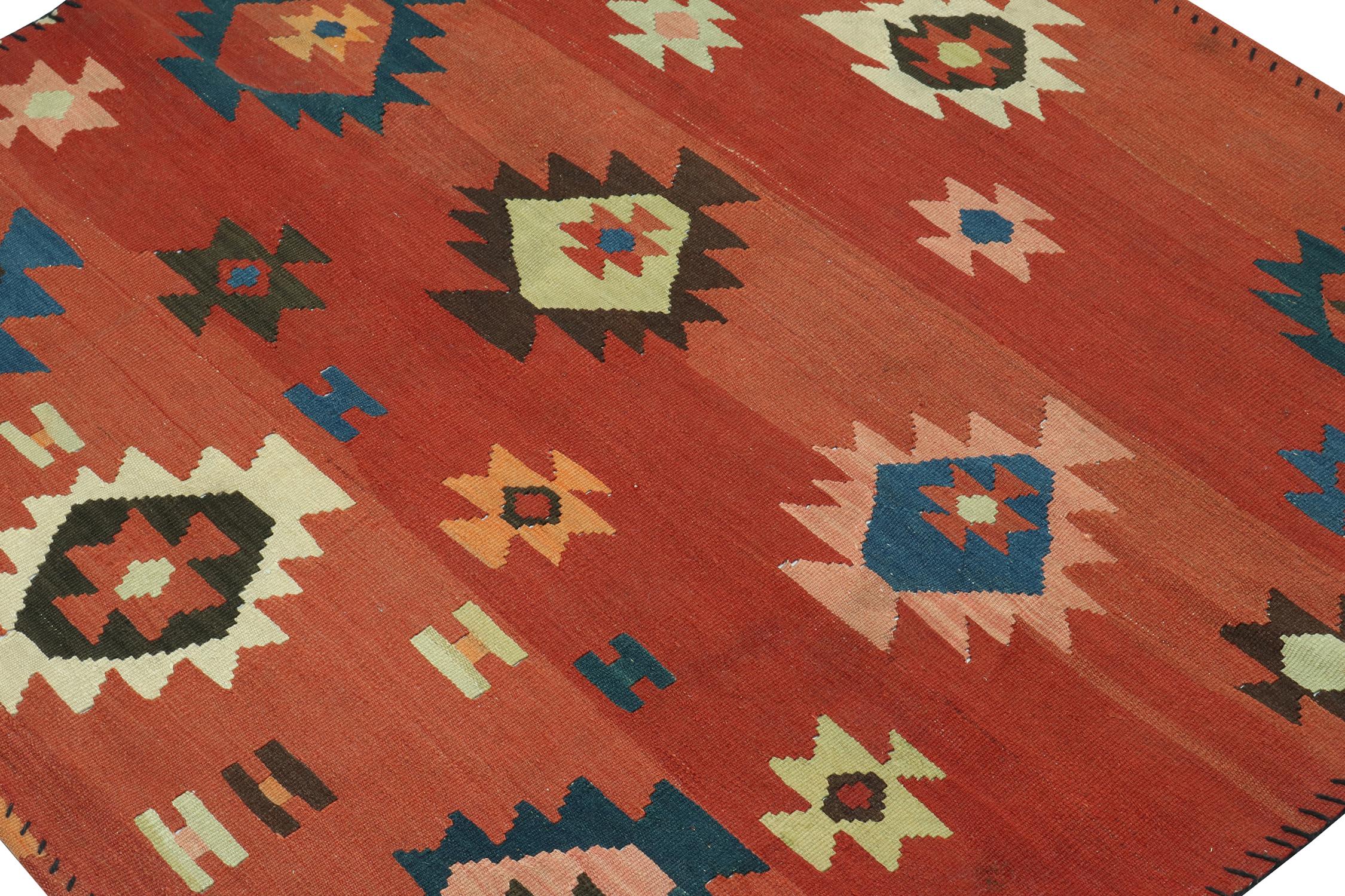 Persischer Stammeskunst-Kelim-Teppich in Rot mit geometrischen Mustern von Teppich & Kilim im Zustand „Gut“ im Angebot in Long Island City, NY