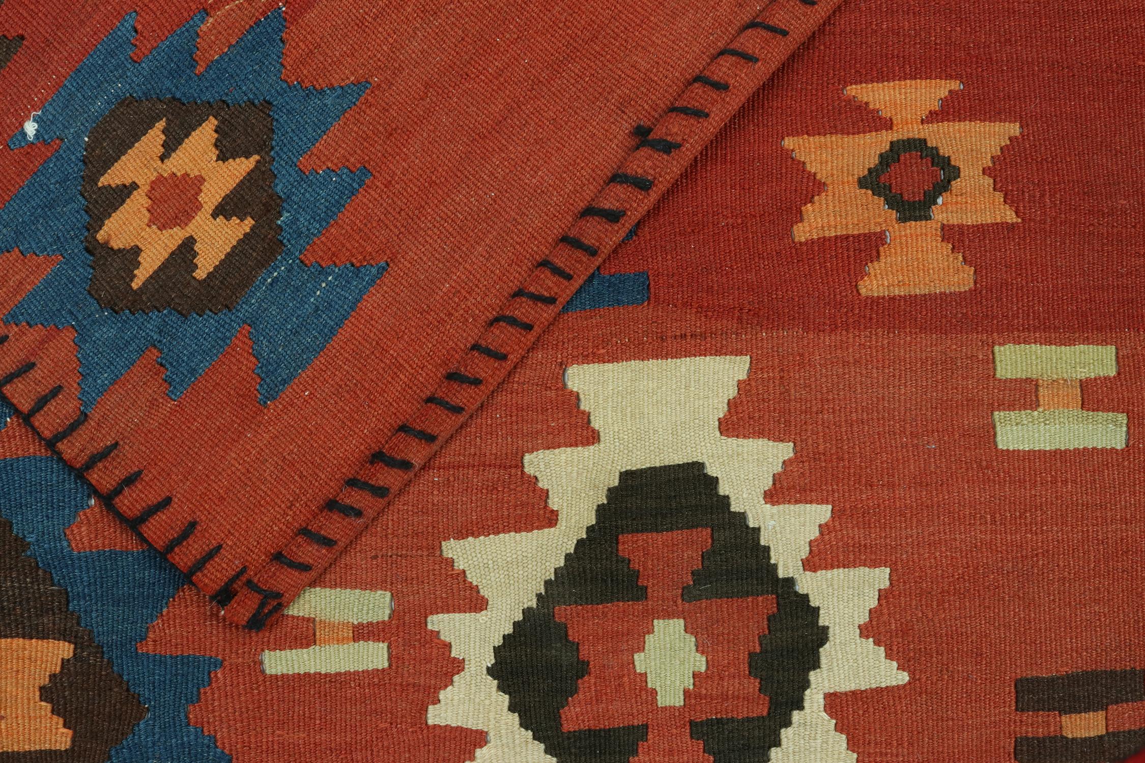Persischer Stammeskunst-Kelim-Teppich in Rot mit geometrischen Mustern von Teppich & Kilim (Mitte des 20. Jahrhunderts) im Angebot