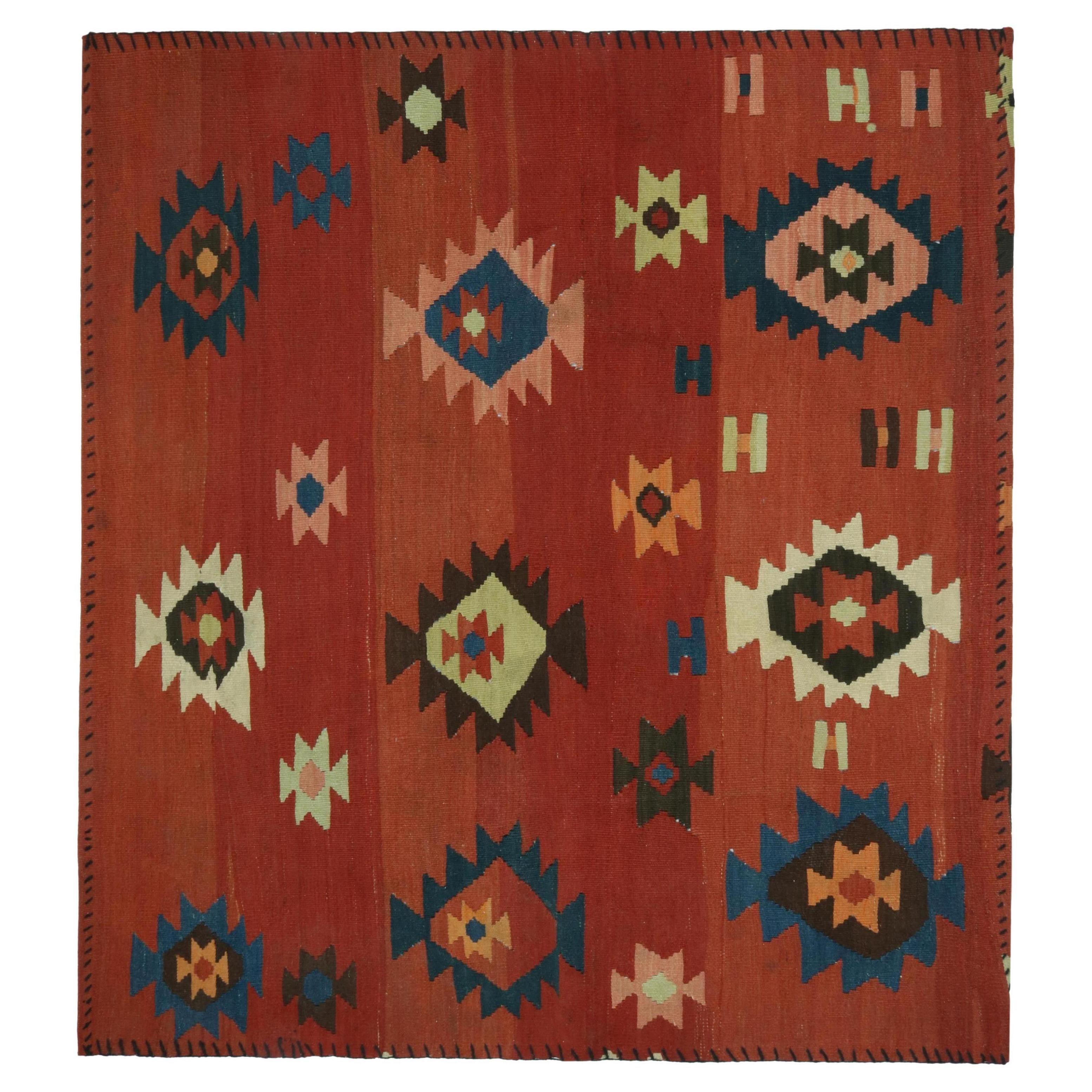 Persischer Stammeskunst-Kelim-Teppich in Rot mit geometrischen Mustern von Teppich & Kilim