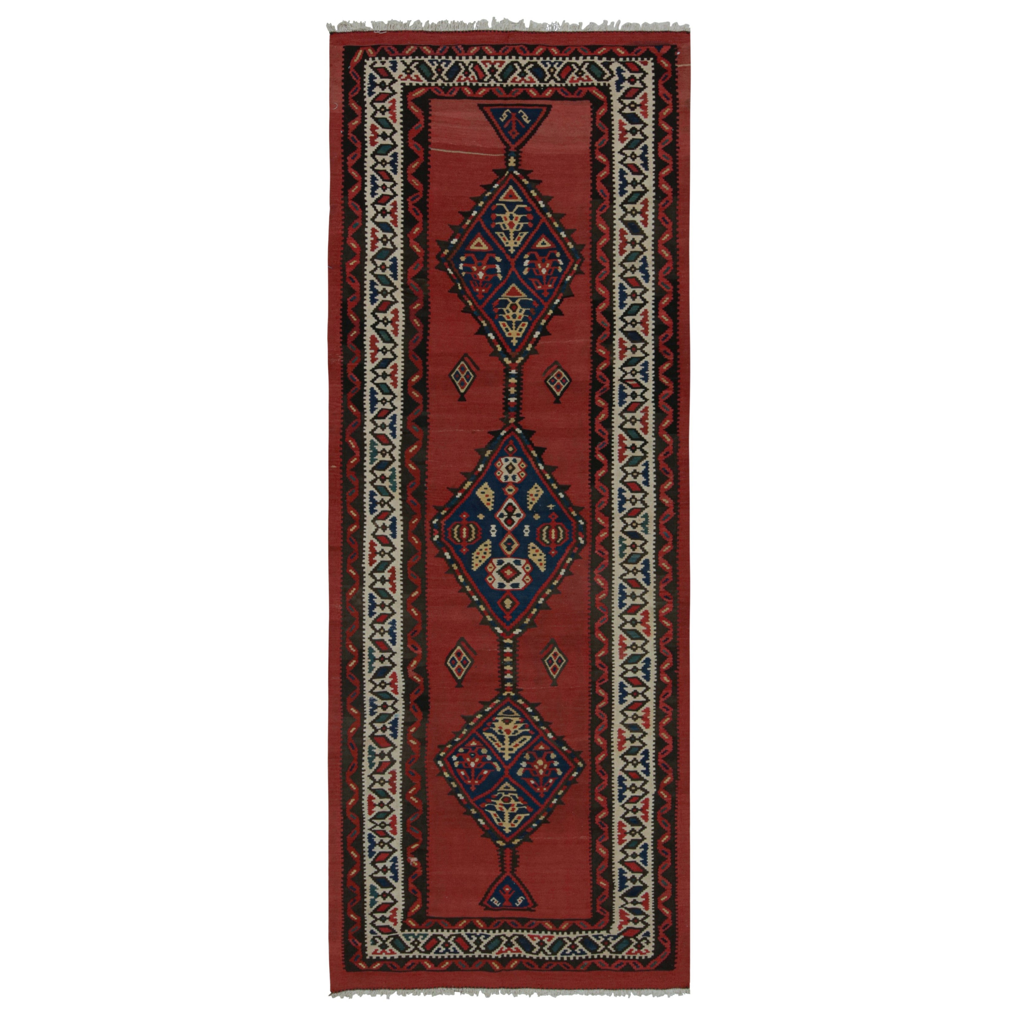 Vintage Persisch Stammes-Kilim Läufer mit Medaillons von Rug & Kilim
