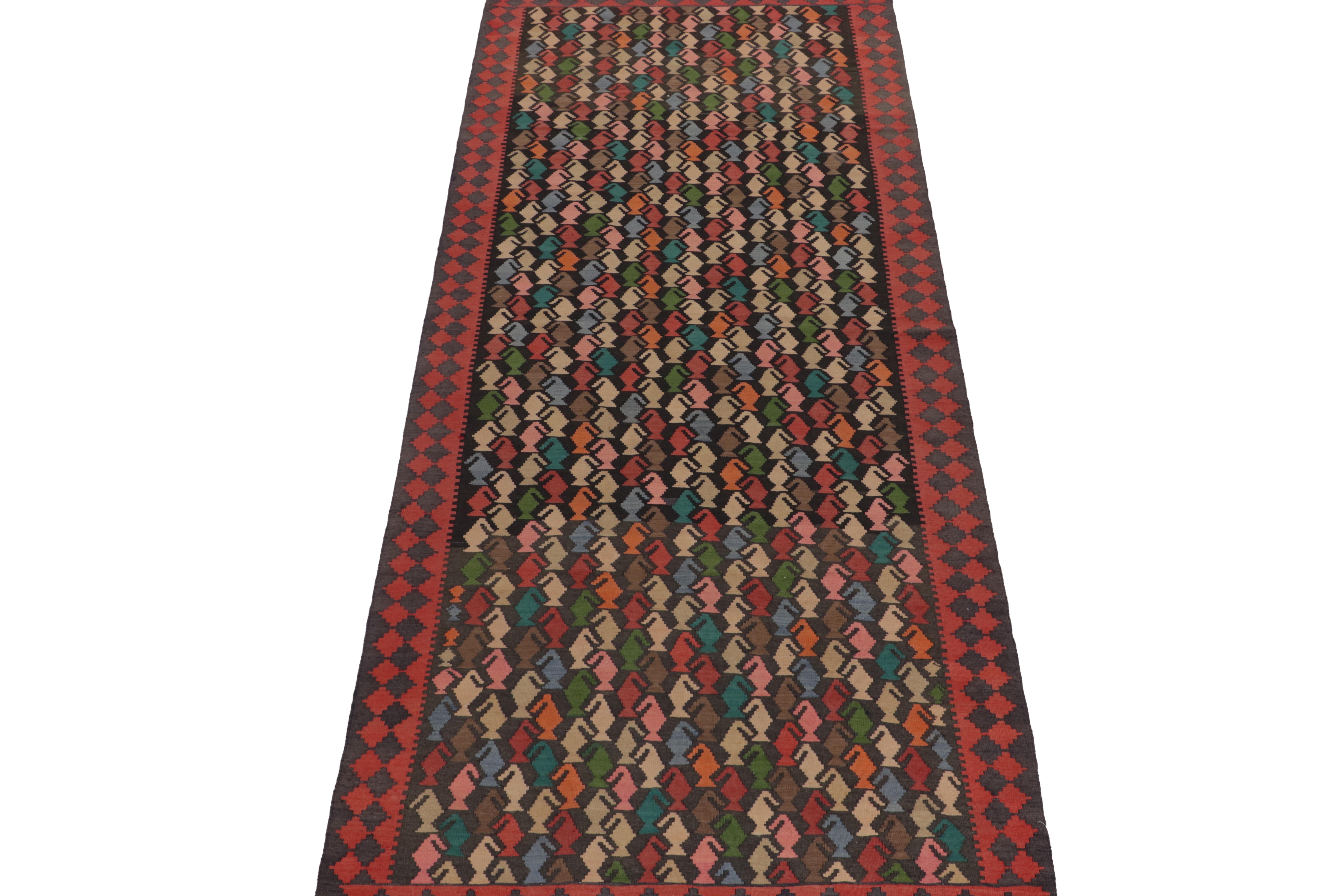 Dieser alte persische Kilim 5x12 ist ein Stammesteppich aus Meschkin - einem kleinen Dorf im Nordwesten, das für seine fabelhaften langen Teppiche wie diesen Galerieteppich bekannt ist. Er ist aus Wolle handgewebt und stammt aus der Zeit um