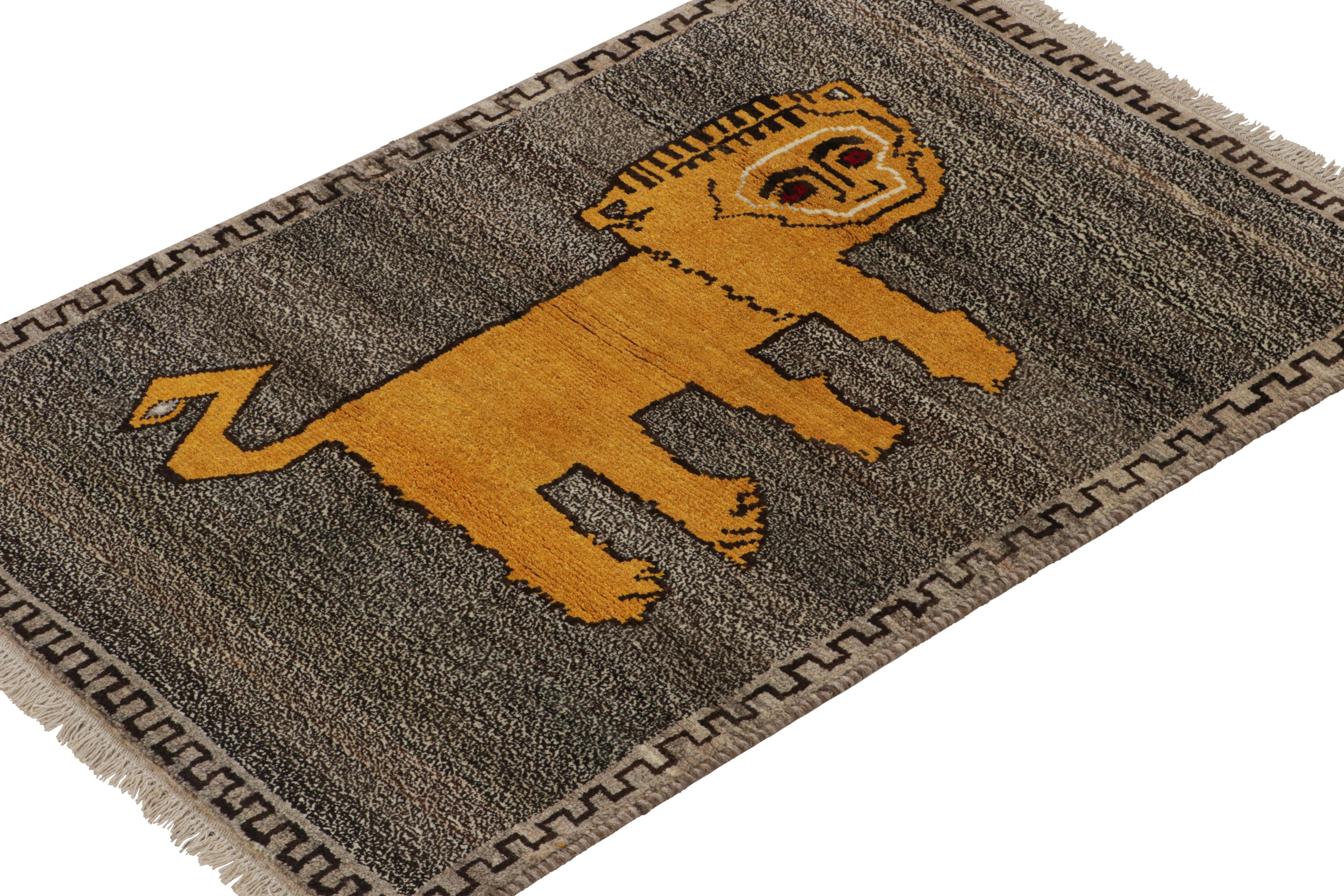 Persischer Stammeskunst-Teppich in Taupe mit goldenem Tiergemälde von Rug & Kilim (Handgeknüpft) im Angebot