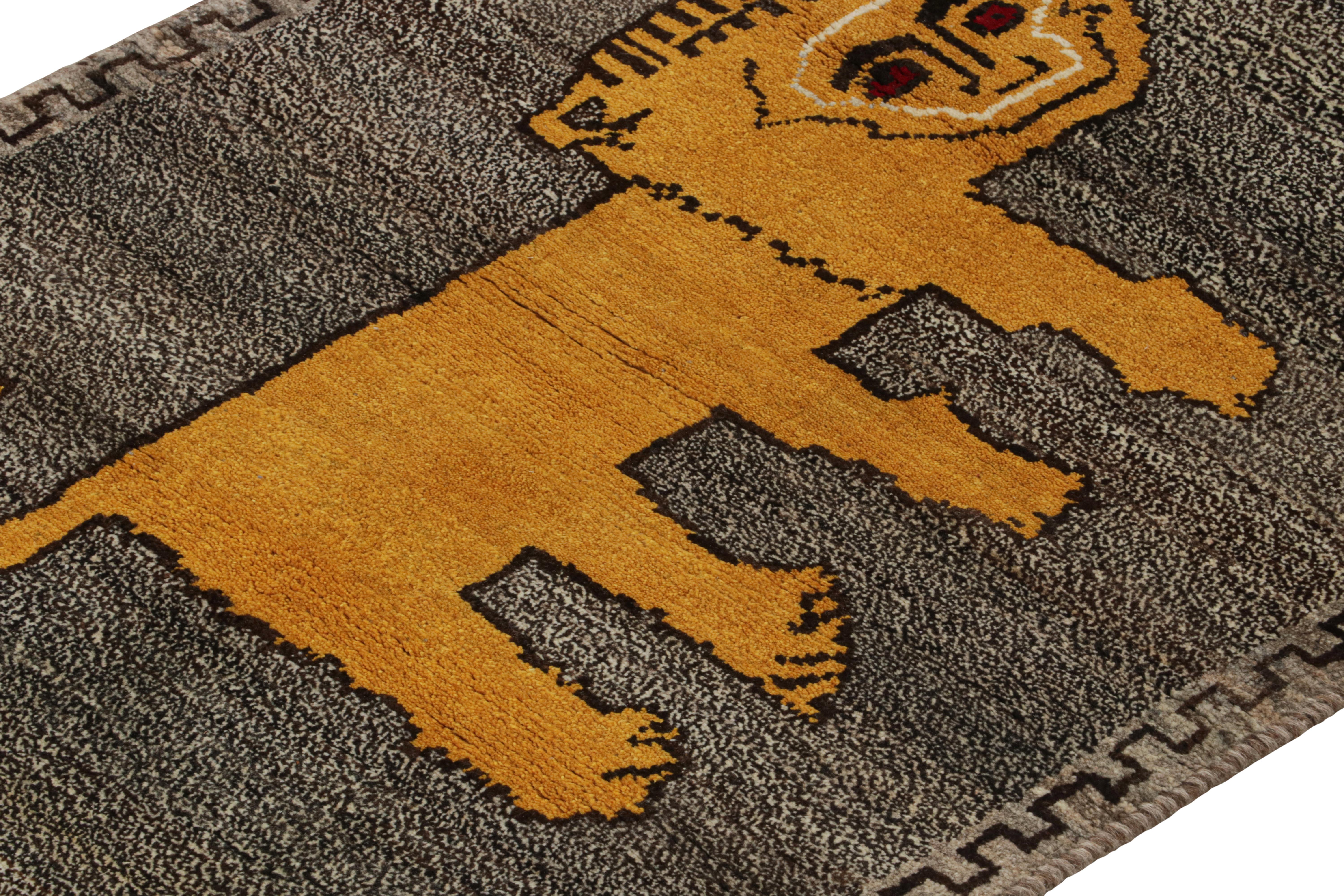 Persischer Stammeskunst-Teppich in Taupe mit goldenem Tiergemälde von Rug & Kilim im Zustand „Gut“ im Angebot in Long Island City, NY