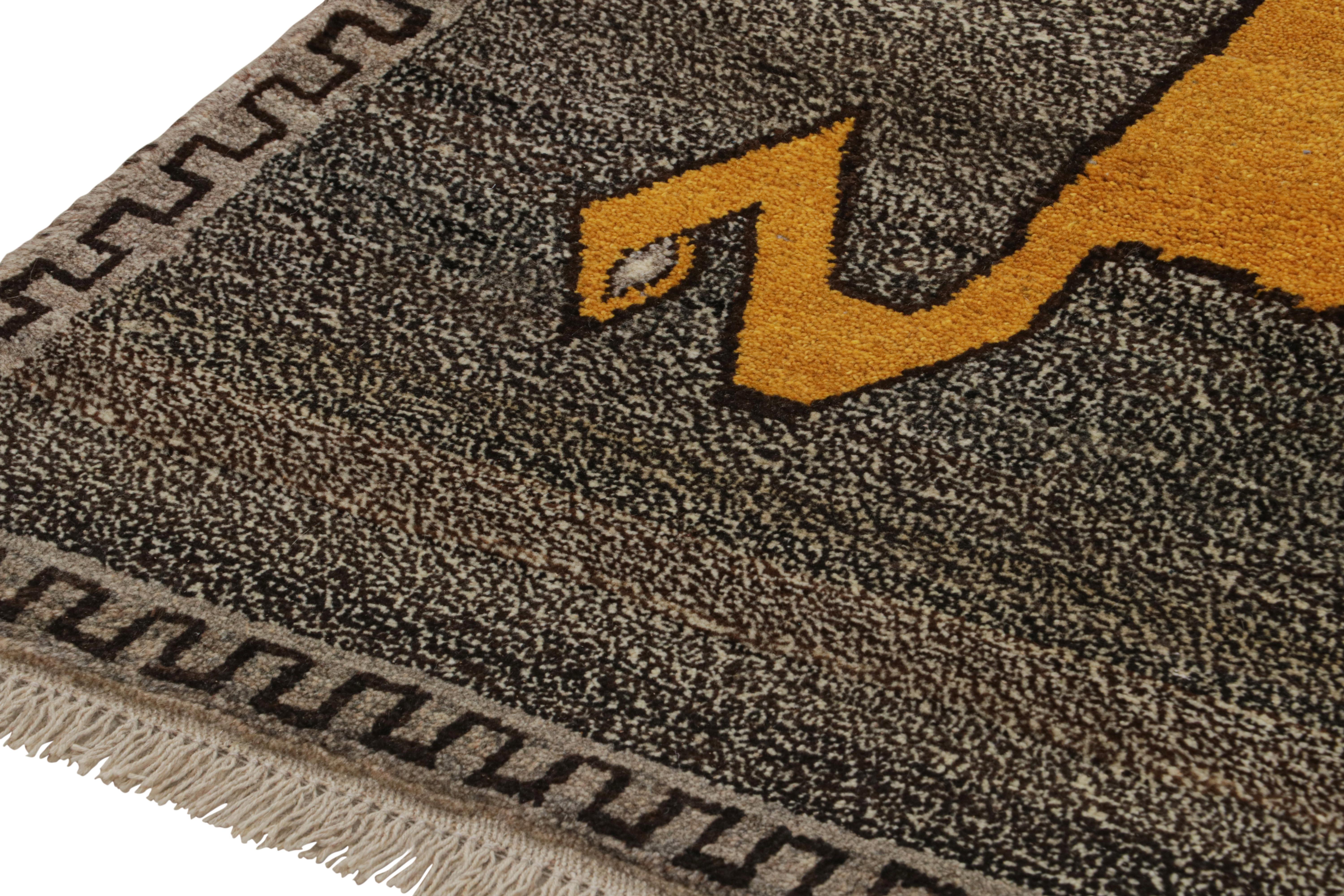 Persischer Stammeskunst-Teppich in Taupe mit goldenem Tiergemälde von Rug & Kilim (Mitte des 20. Jahrhunderts) im Angebot