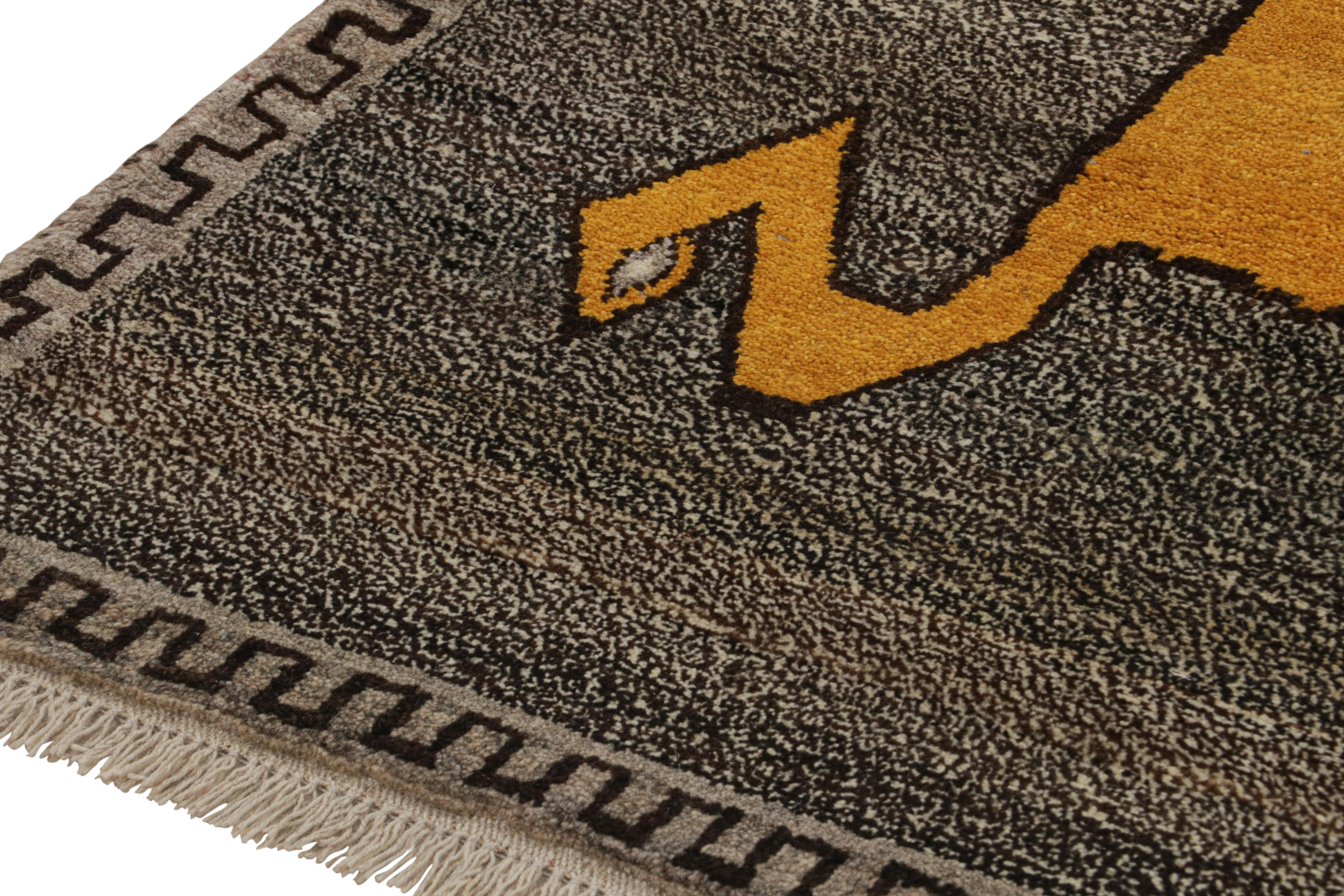 Noué à la main Tapis tribal persan taupe avec illustration d'animaux dorés par Rug & Kilim en vente