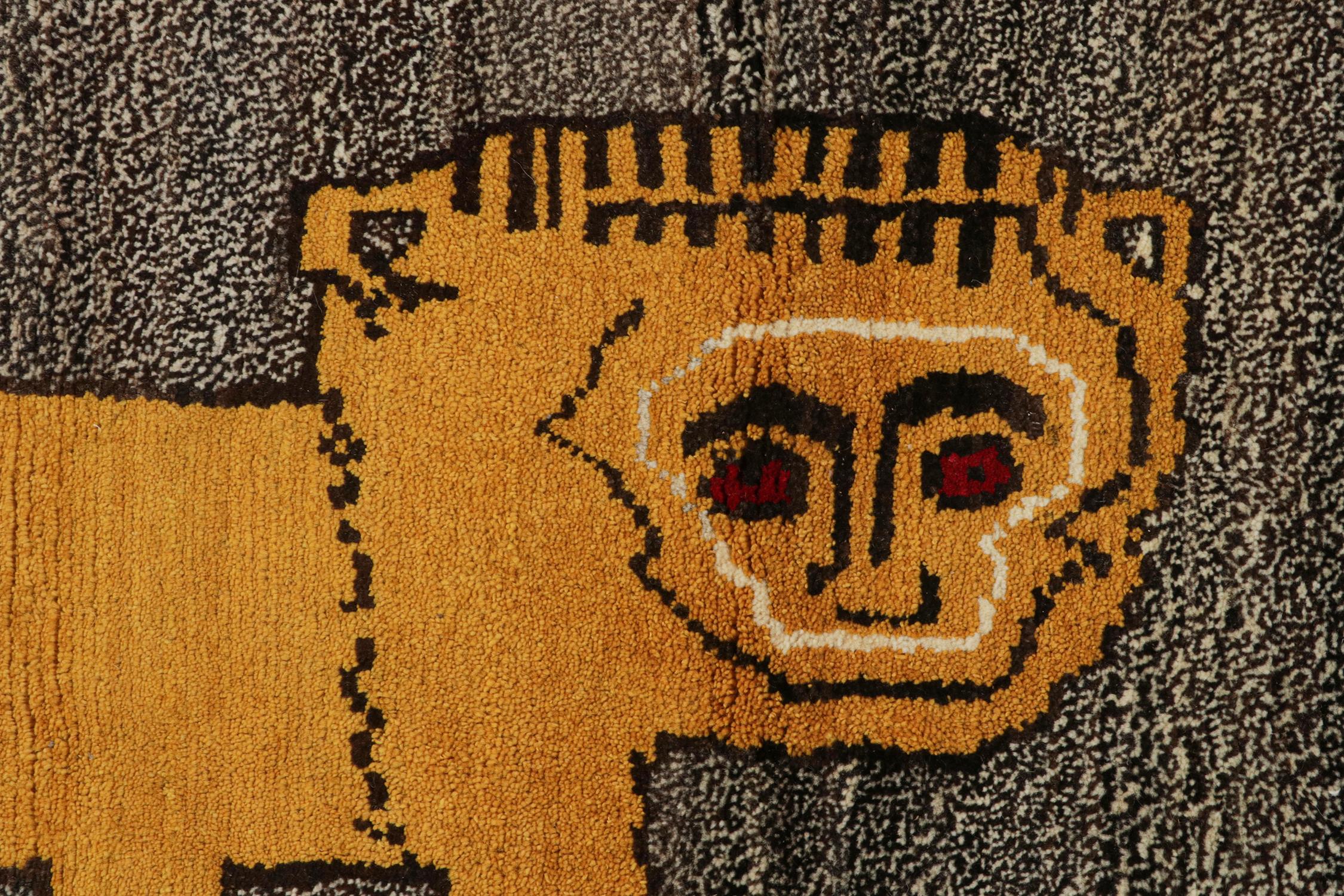Persischer Stammeskunst-Teppich in Taupe mit goldenem Tiergemälde von Rug & Kilim (Wolle) im Angebot