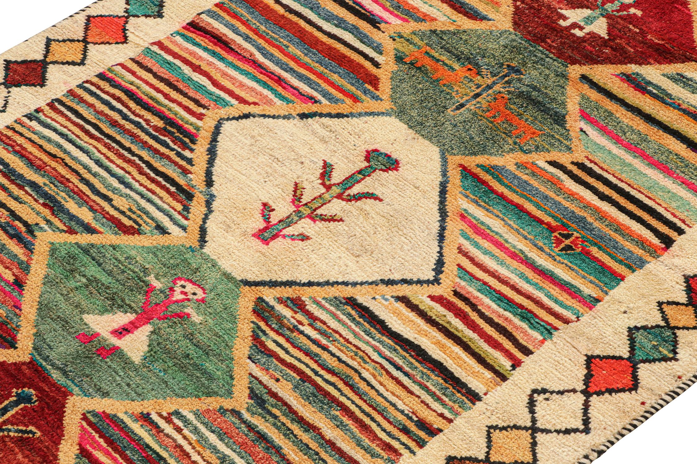 Persischer Stammeskunst-Teppich in lebhaften Farben mit malerischem Muster von Rug & Kilim im Zustand „Gut“ im Angebot in Long Island City, NY
