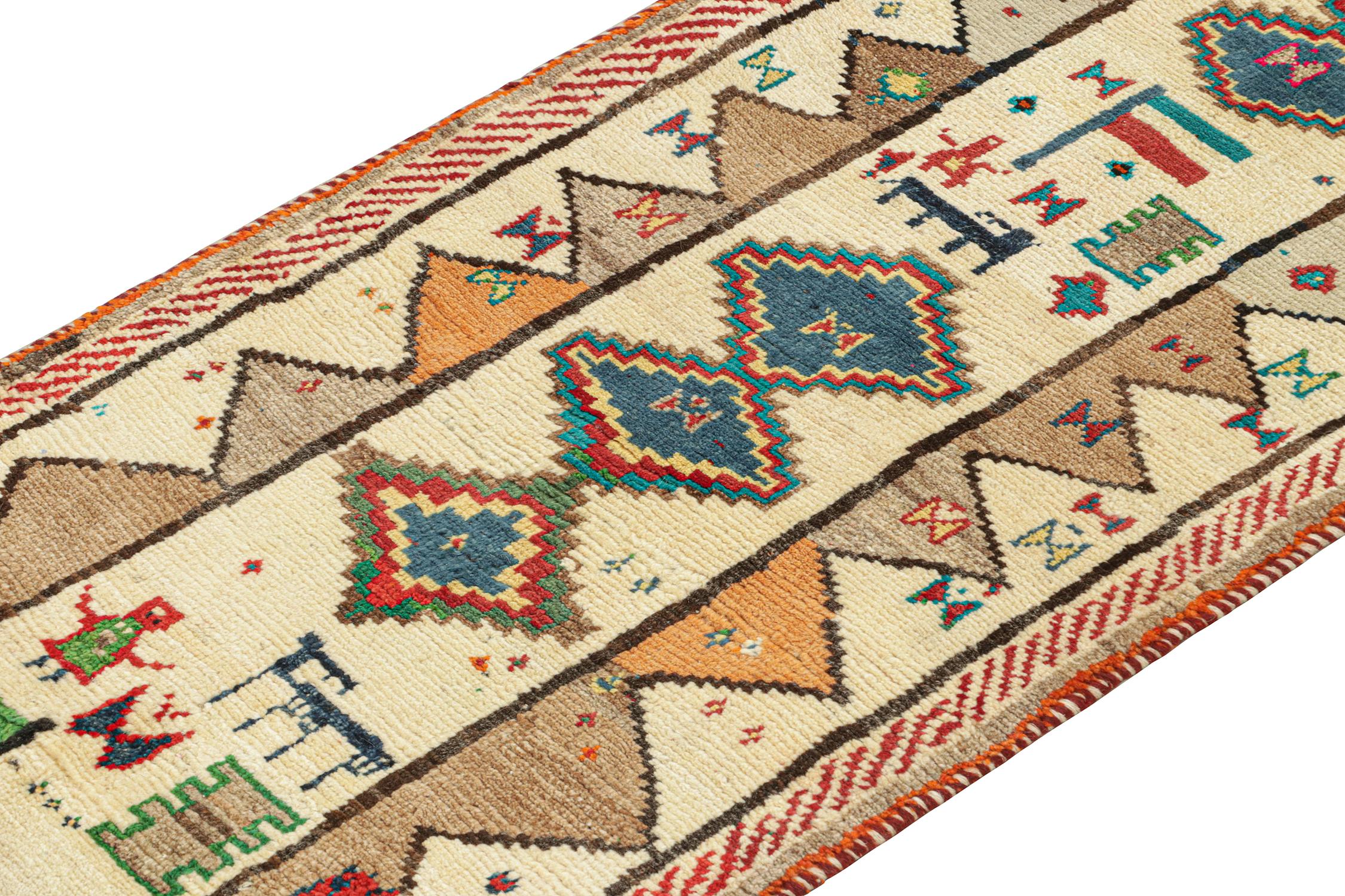 Persischer Stammeskunst-Läufer in Beige mit geometrischen Mustern von Teppich & Kilim im Zustand „Gut“ im Angebot in Long Island City, NY