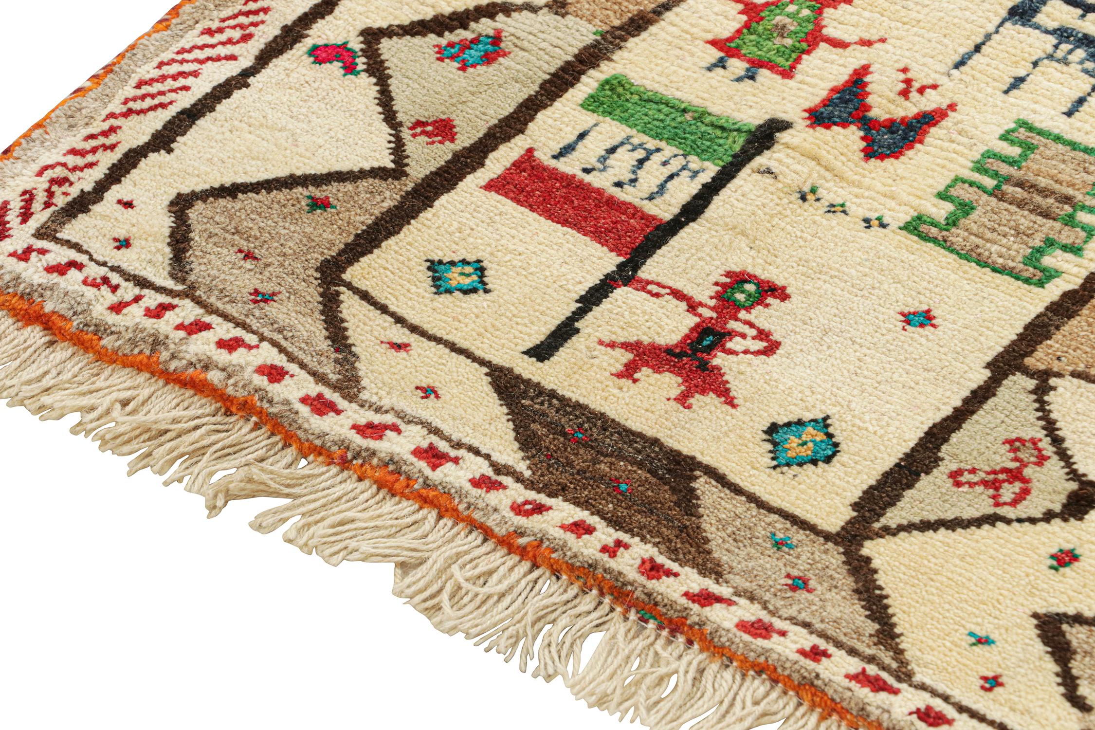 Persischer Stammeskunst-Läufer in Beige mit geometrischen Mustern von Teppich & Kilim (Mitte des 20. Jahrhunderts) im Angebot