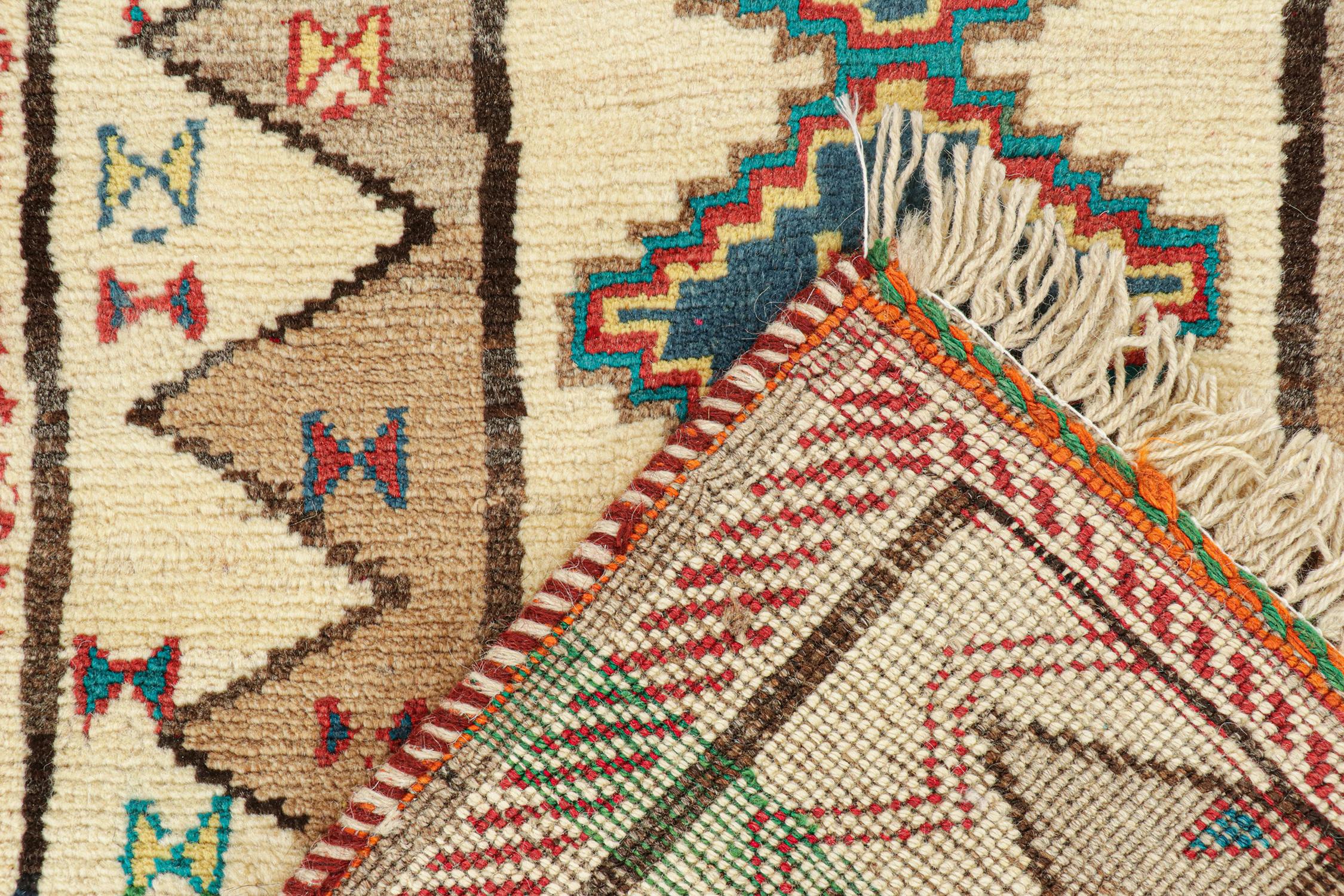 Persischer Stammeskunst-Läufer in Beige mit geometrischen Mustern von Teppich & Kilim im Angebot 1