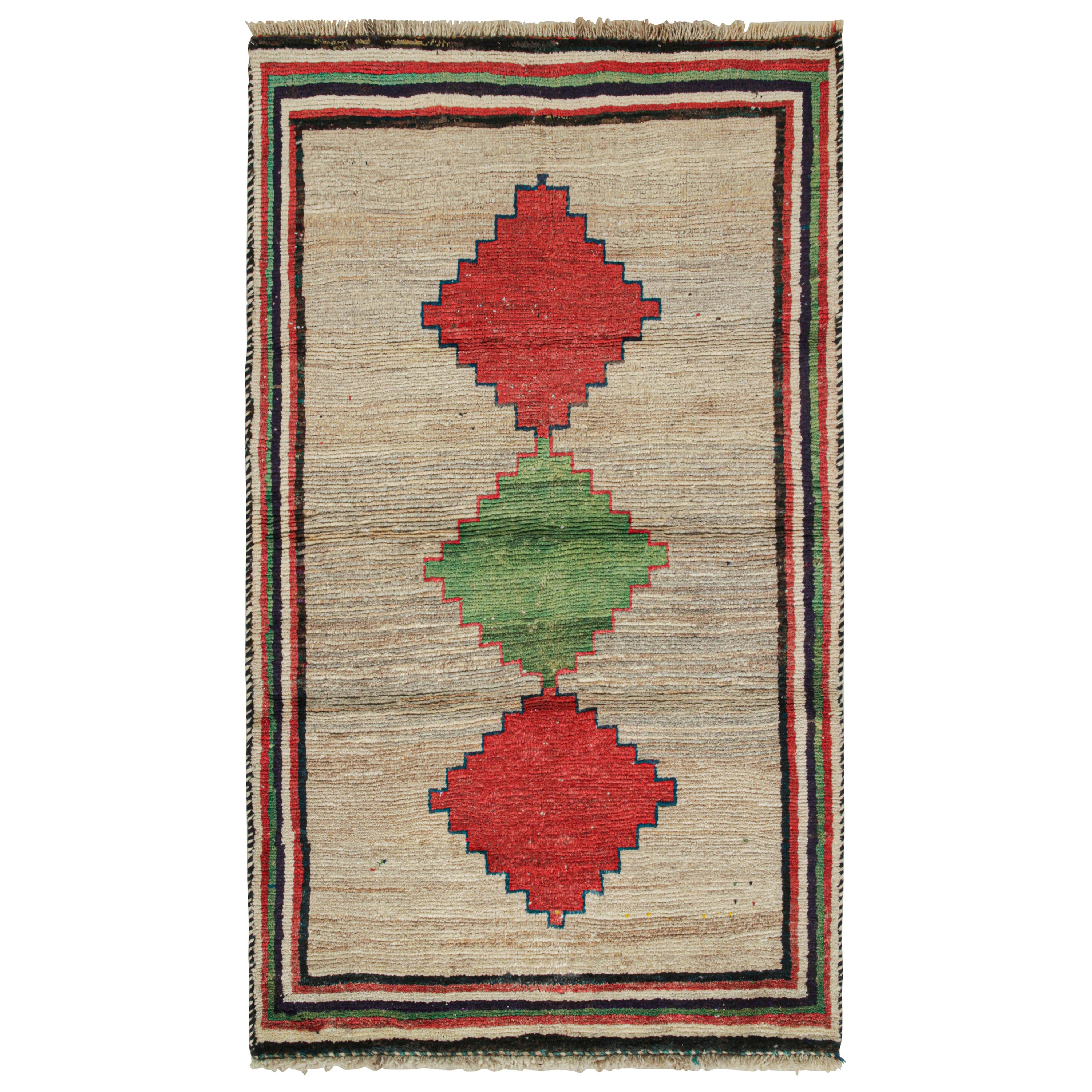 Persischer Stammeskunst-Läufer in Beige mit grünem und rotem Medaillon von Rug & Kilim