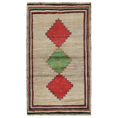 Persischer Stammeskunst-Läufer in Beige mit grünem und rotem Medaillon von Rug & Kilim