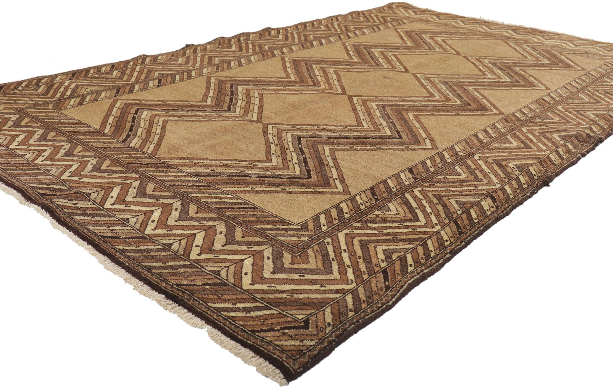 75143 Tapis persan vintage Semnan, 04'05 x 07'07.
Emanant d'un charme nomade avec des détails et une texture incroyables, ce tapis persan Semnan vintage en laine noué à la main est une vision captivante de la beauté tissée. Le design tribal et les